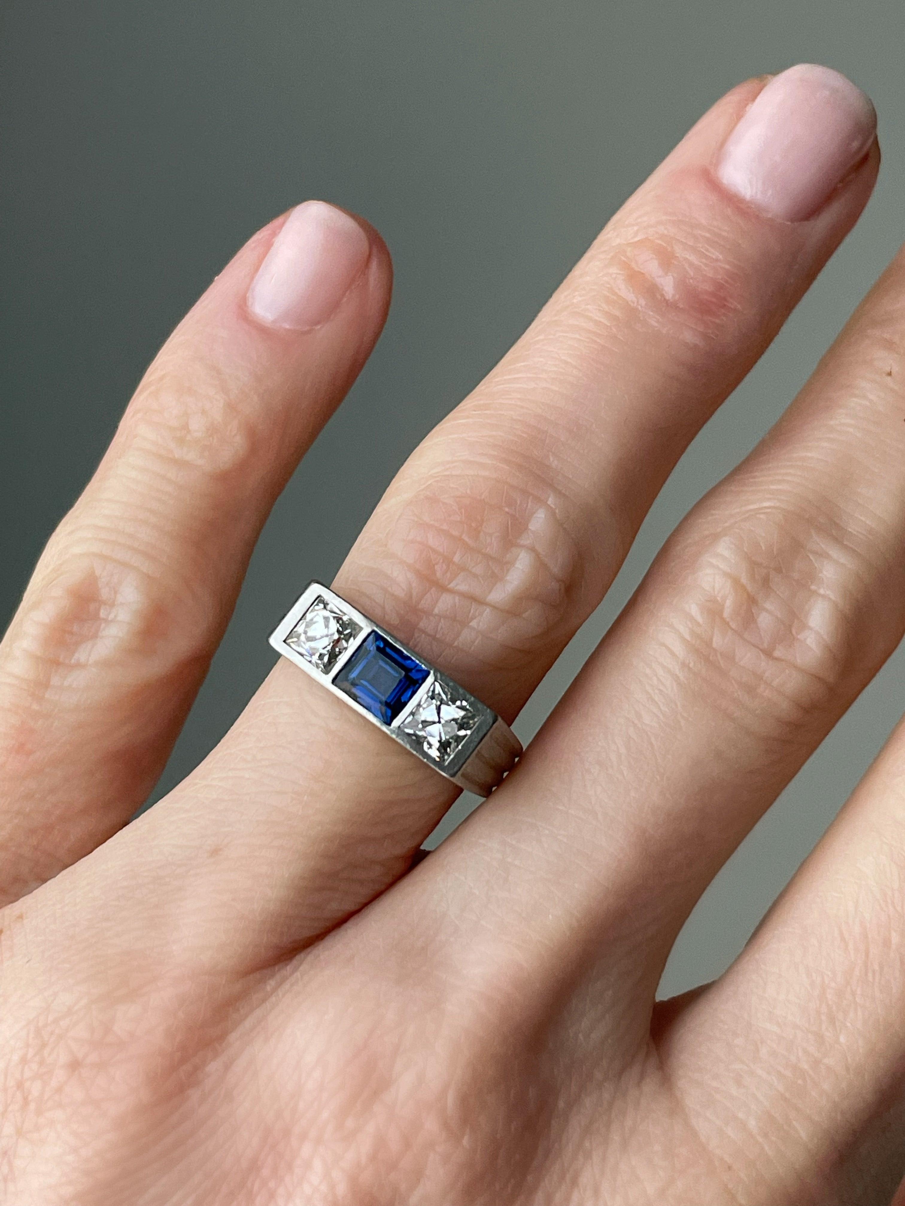 Französischer Art Deco Trilogy-Ring mit Saphiren und Diamanten im französischen Schliff im Angebot 1