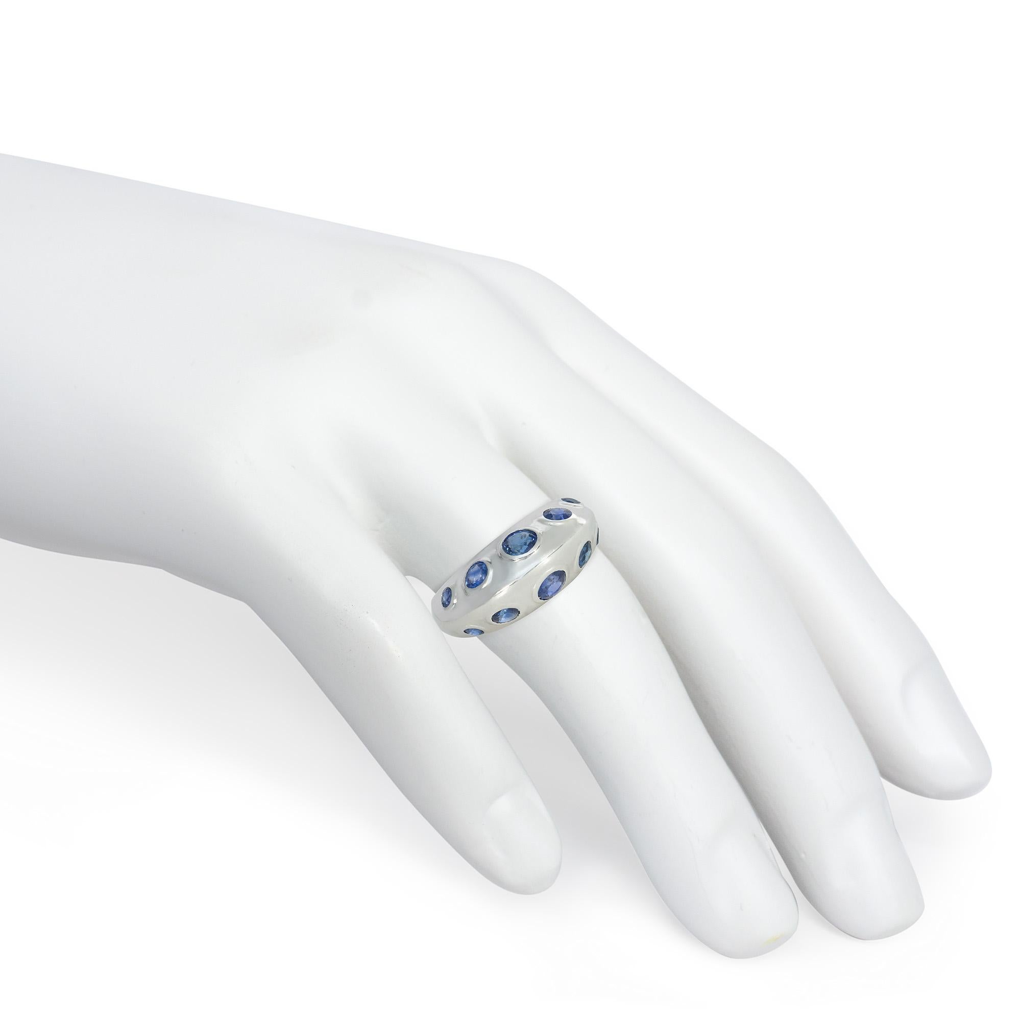 French Art Deco Sapphire and White Gold Stylized Bombé Ring In Good Condition For Sale In New York, NY