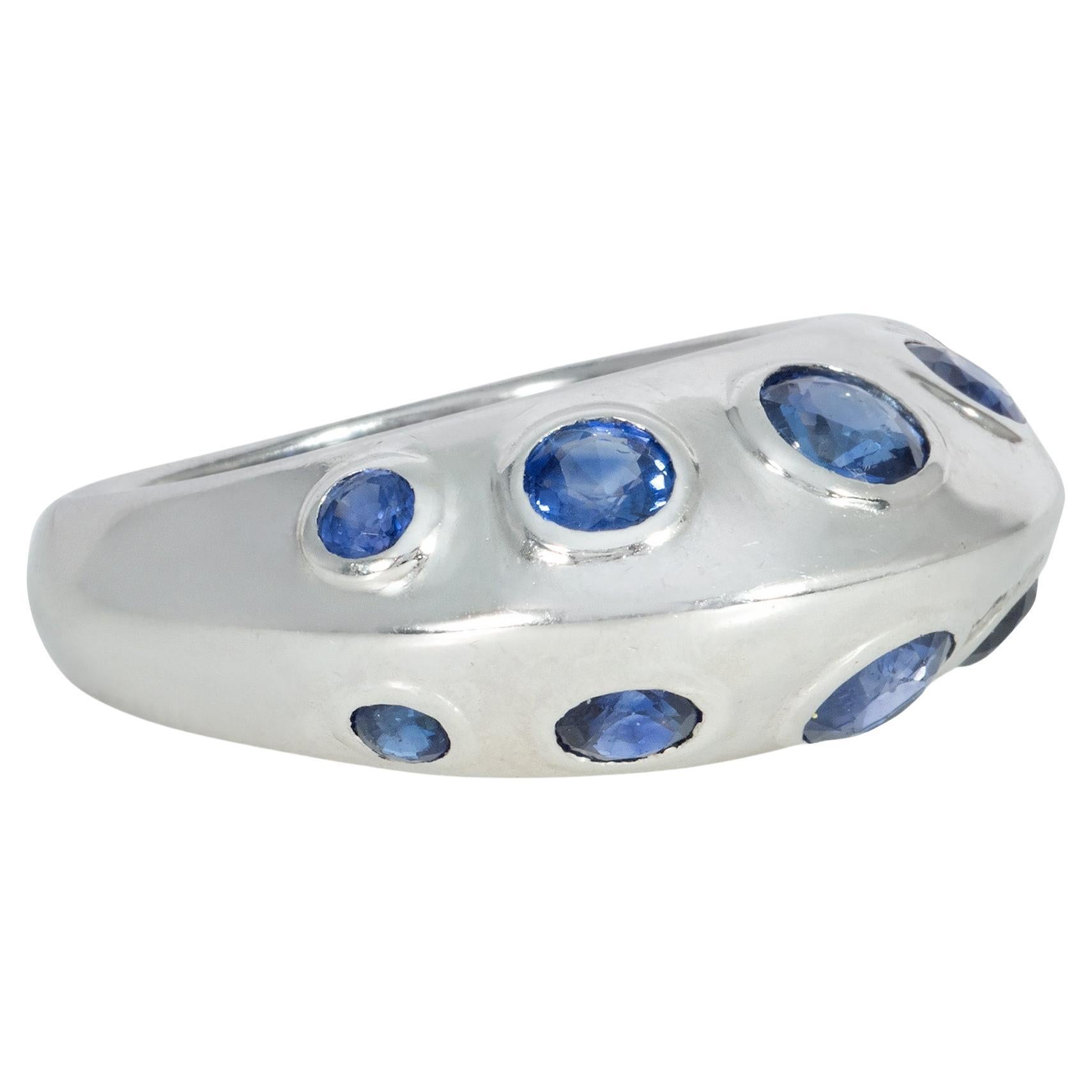 French Art Deco Sapphire and White Gold Stylized Bombé Ring For Sale
