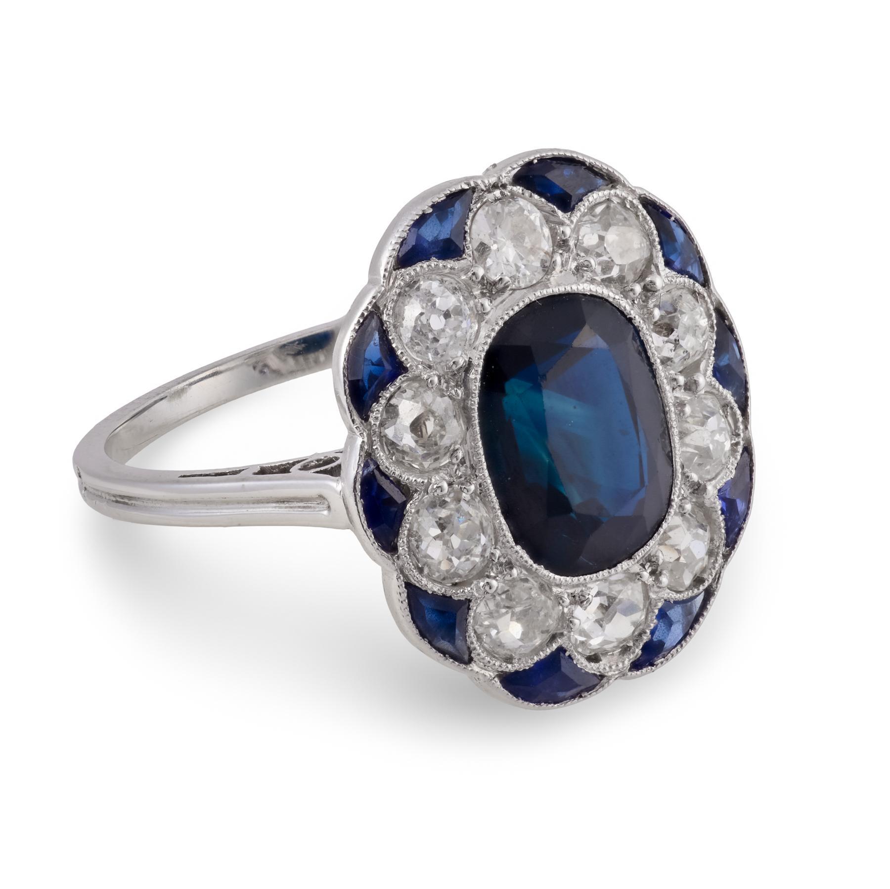 Taille ovale Bague de table Art déco française saphir diamant platine en vente