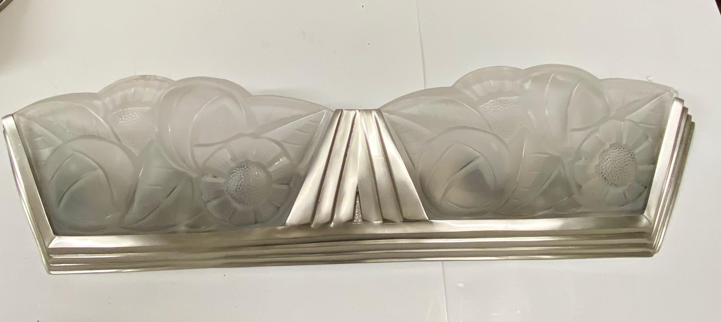 French Art Deco Sconce Signed by Degue In Good Condition For Sale In North Bergen, NJ