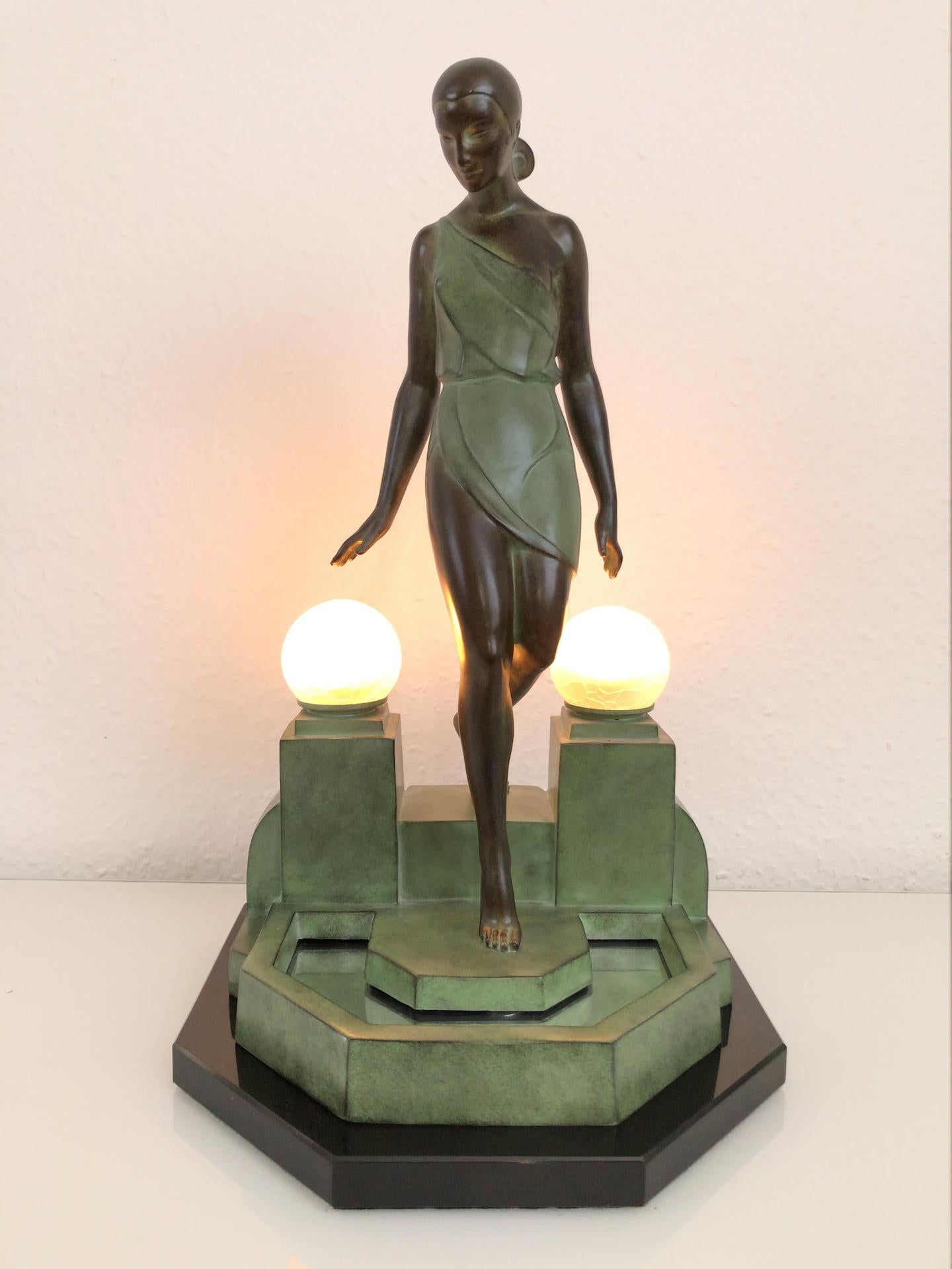 “Nausicaa”
Lady at the fountain
Designed in France during the roaring 1920s by “Fayral”, which is one of the pseudonymes from “Pierre Le Faguays” (1892-1962)
Original “Max Le Verrier”
Art Deco style, France

Lighted sculpture made in “Régule”