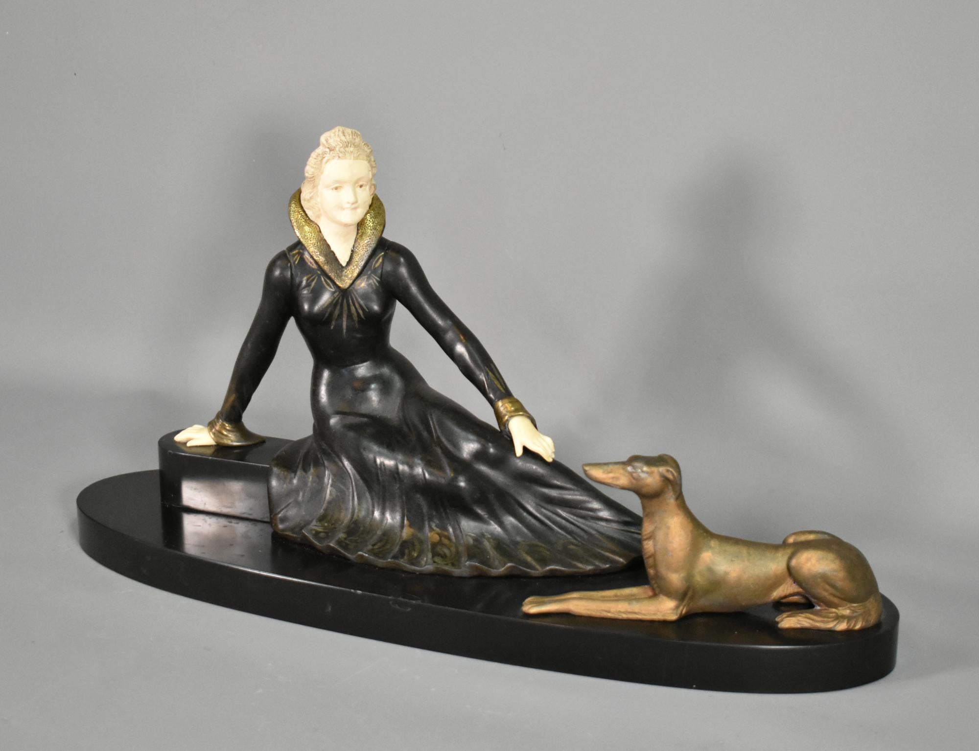 Scultura Art Deco francese firmata S Melani 

Una scultura ben conservata dell'artista italiano Salvatore Melani (1902 - 1934) che raffigura una donna sdraiata e un levriero seduti su una base ovale in ardesia lucida. 

La signora indossa un abito