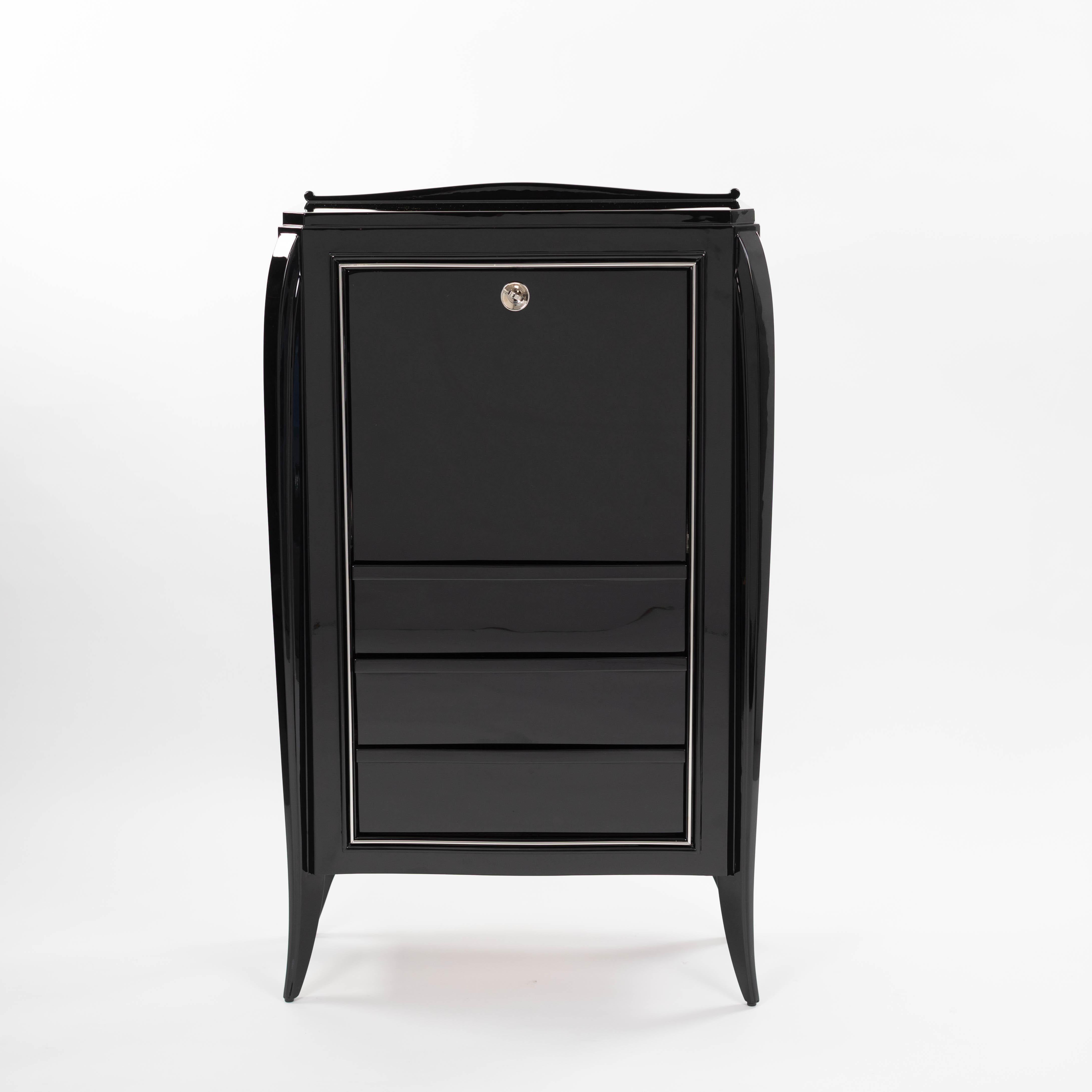 Secrétaire Art Déco français Bois de sycomore, laque noire brillante, ferrures nickelées.

Secretaire élégant en bois de sycomore massif avec une finition de haute qualité.
Le secrétaire repose sur des pieds en sabre légèrement incurvés vers