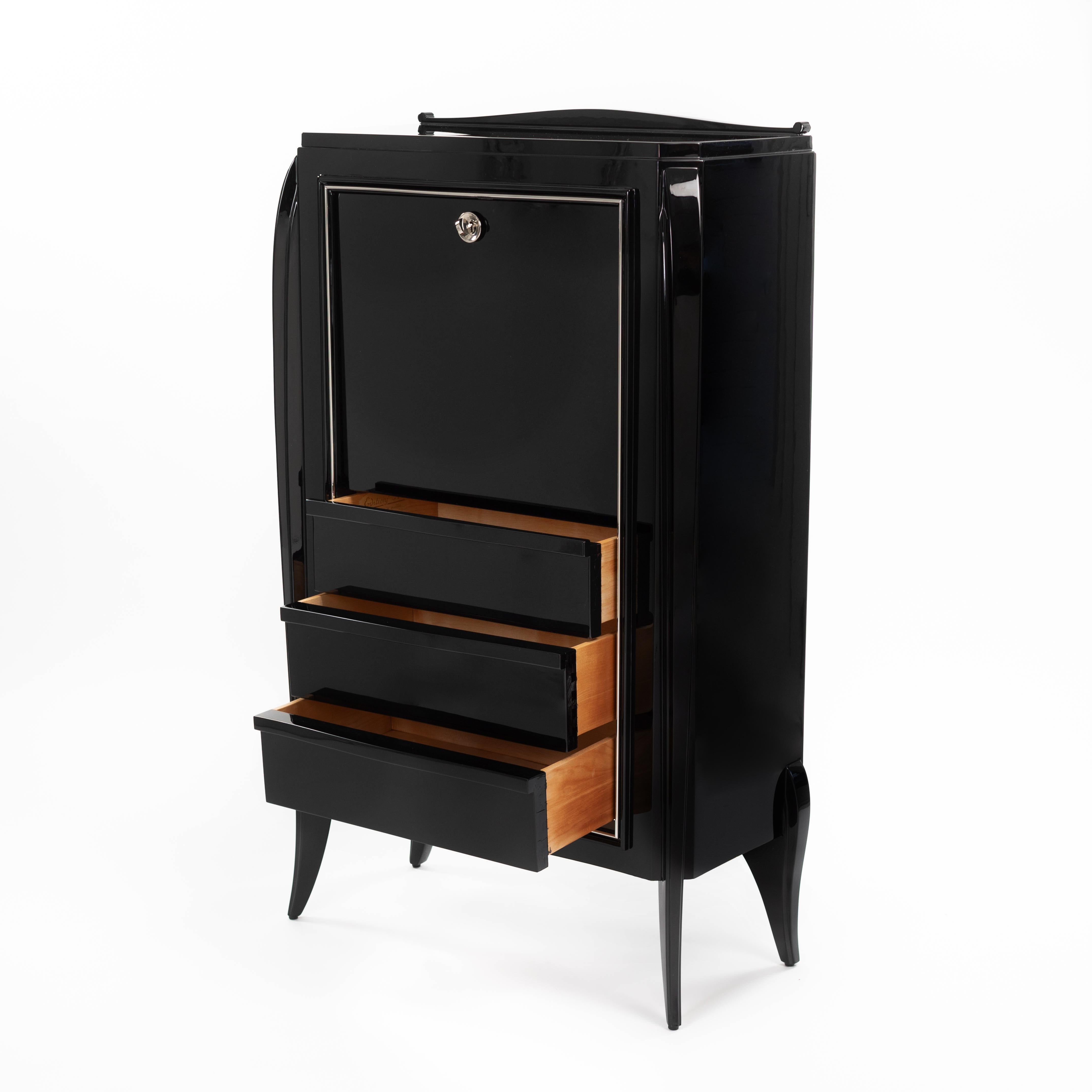 Début du 20ème siècle Secretaire Art Déco français Laque noire brillante Raccords plaqués nickel 1925 en vente