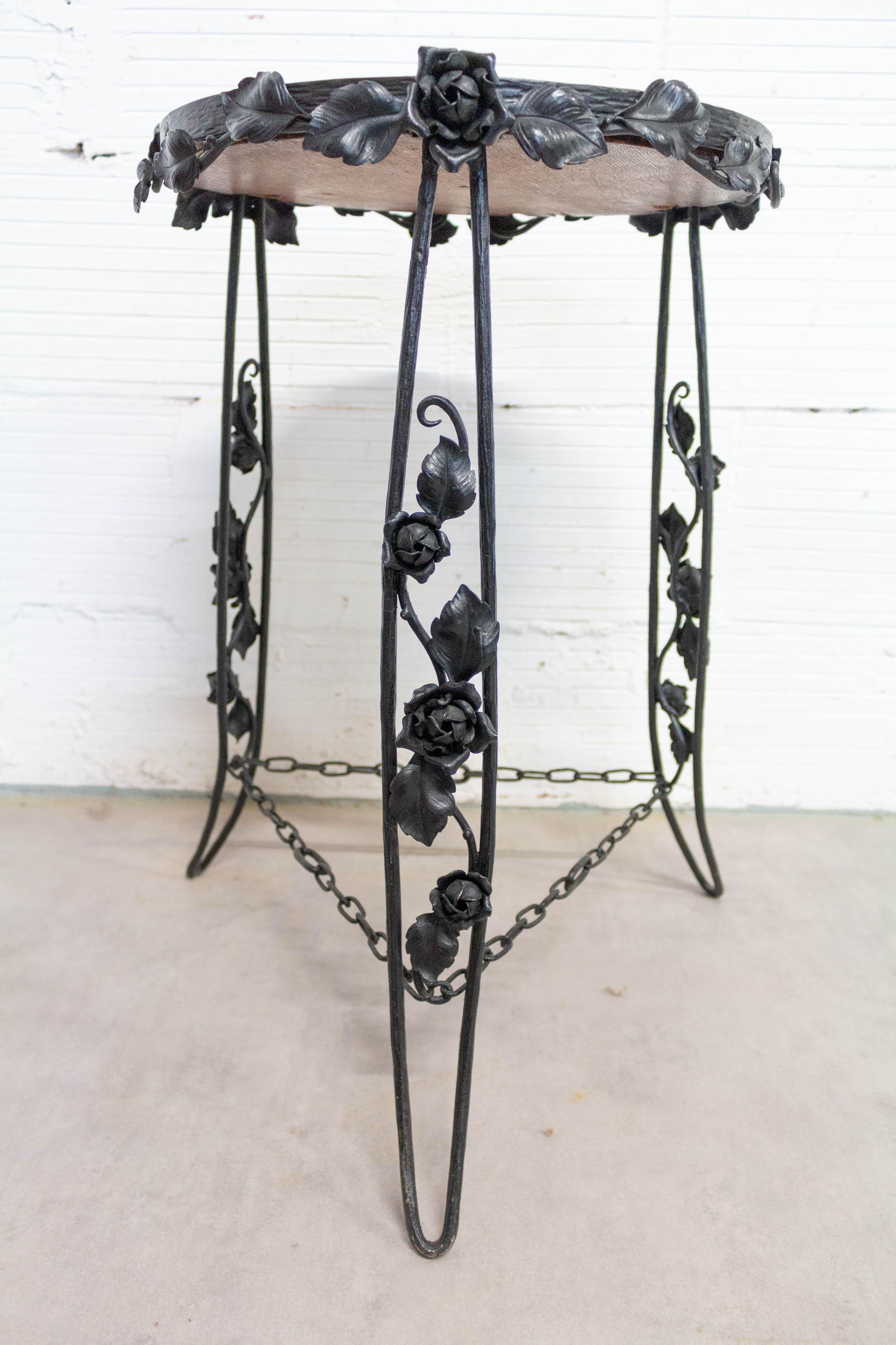 This plant holder or sellette is from the French Art Deco period.
It is made of wrought iron and wood.
Good condition

Shipping:
46/46/60 cm, 4.4 kg.
 