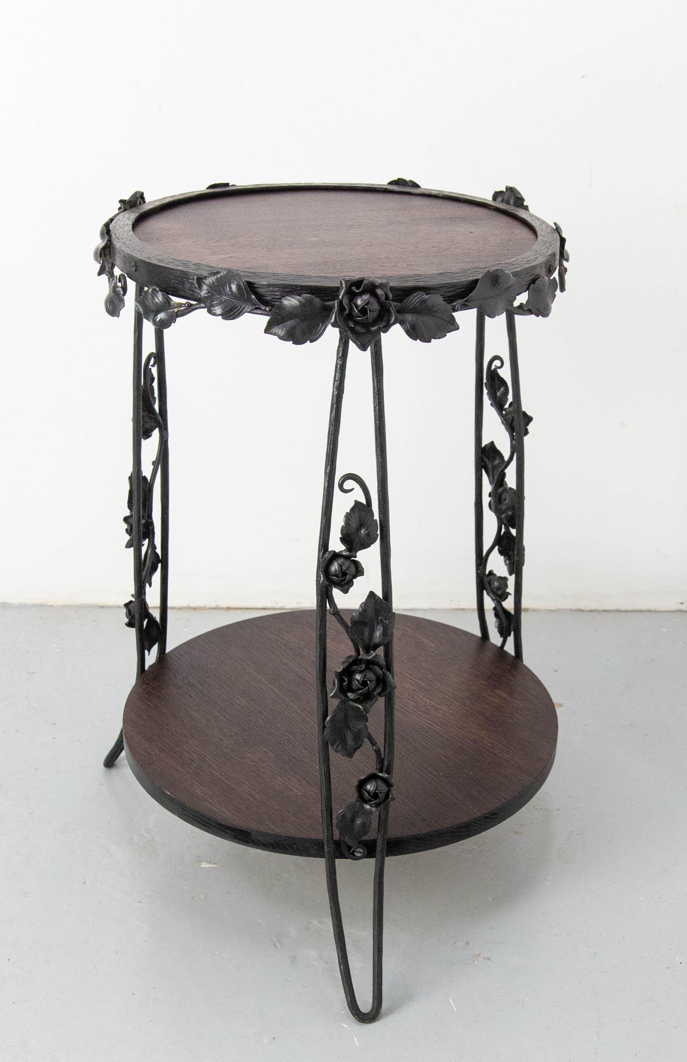 Cet élégant porte-plante ou sellette de table d'appoint date de la période Art déco française.
Il est fait de fer forgé et de bois.
Bon état

Expédition :
46/46/60 cm, 4.4 kg.
 