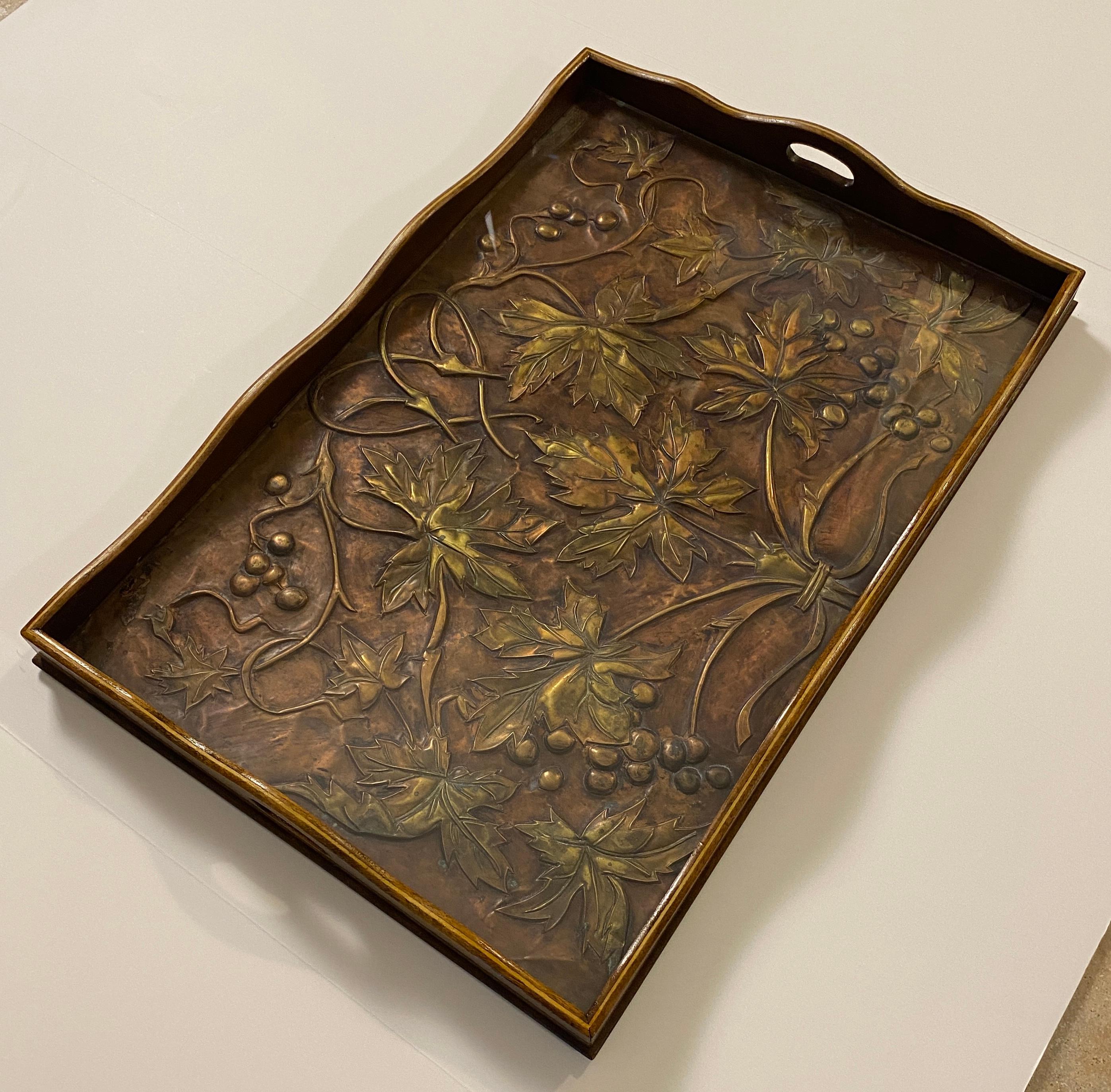 Französisches Art-Déco-Serviertablett, handgehämmertes Kupfer und Holz (Art déco) im Angebot