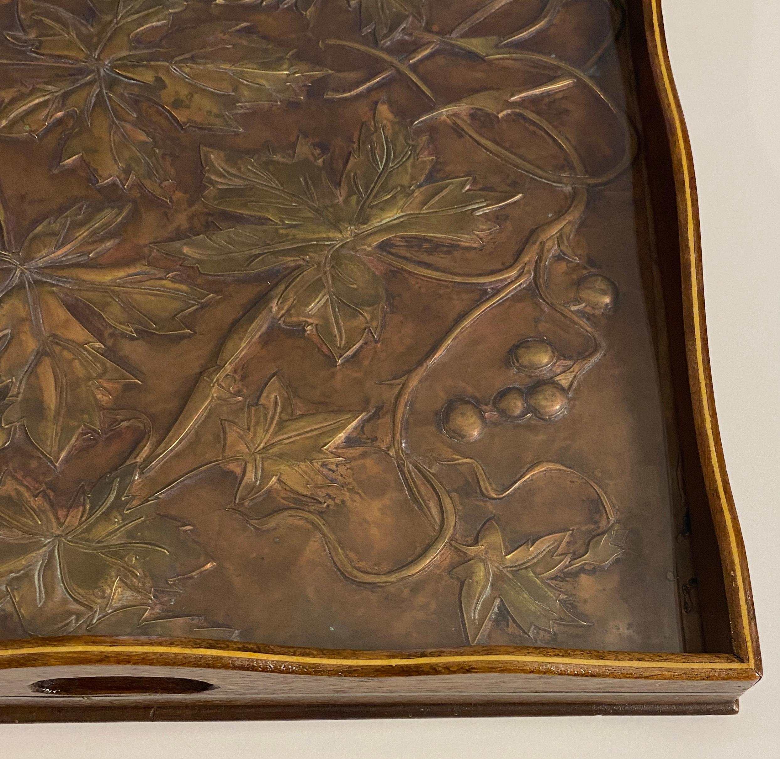 Französisches Art-Déco-Serviertablett, handgehämmertes Kupfer und Holz (Handgefertigt) im Angebot