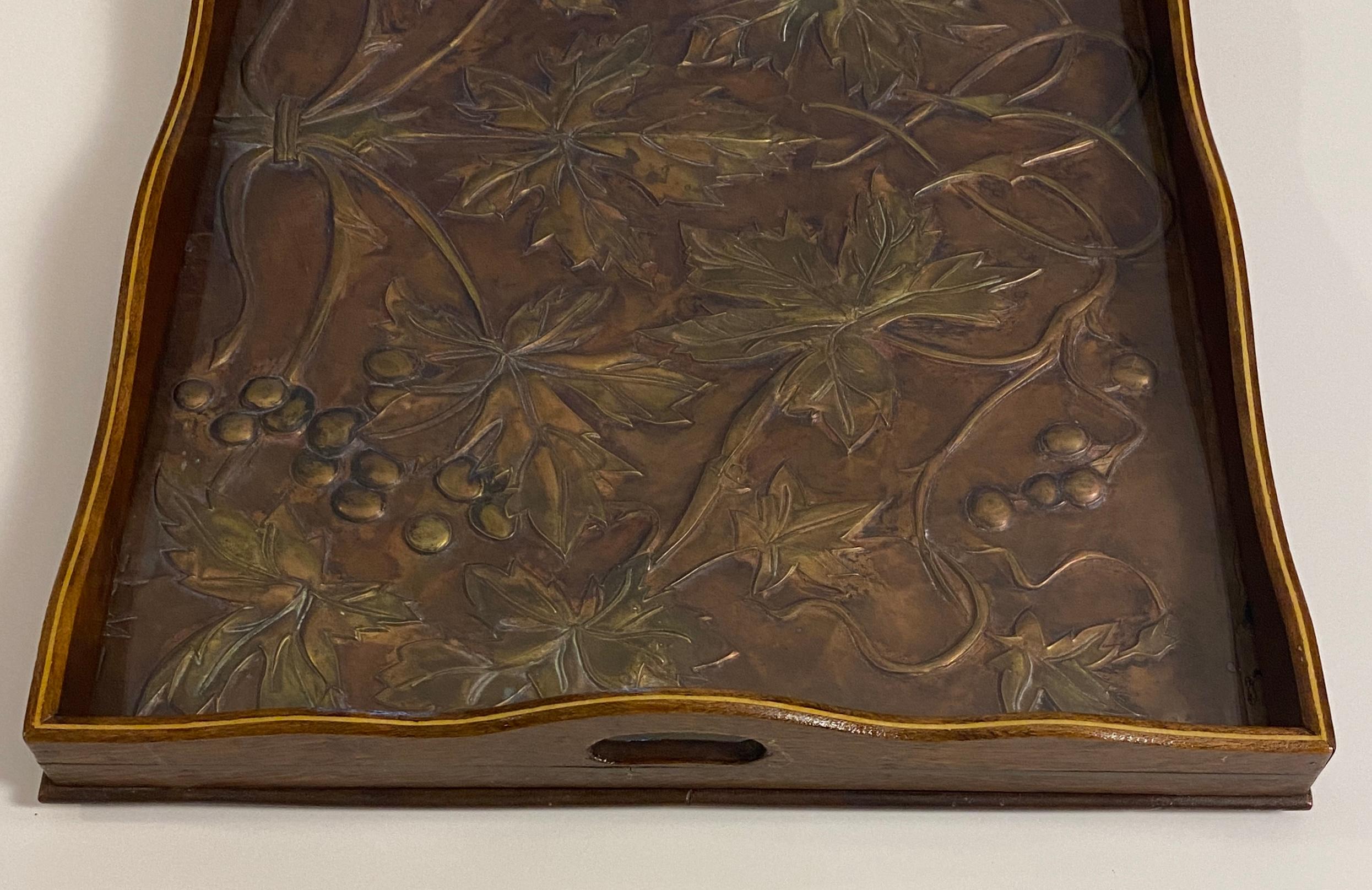 Französisches Art-Déco-Serviertablett, handgehämmertes Kupfer und Holz (20. Jahrhundert) im Angebot