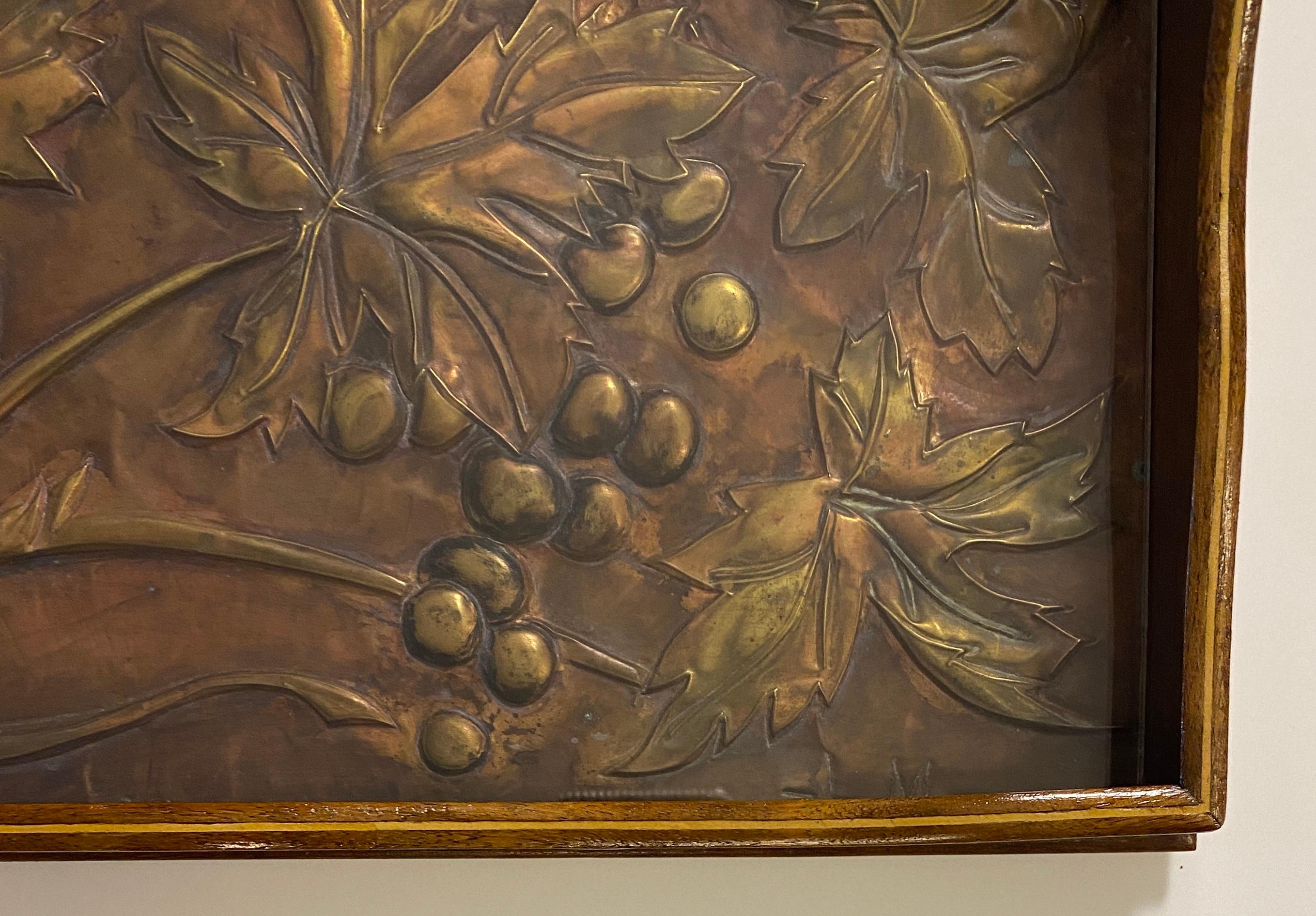 Französisches Art-Déco-Serviertablett, handgehämmertes Kupfer und Holz im Angebot 1