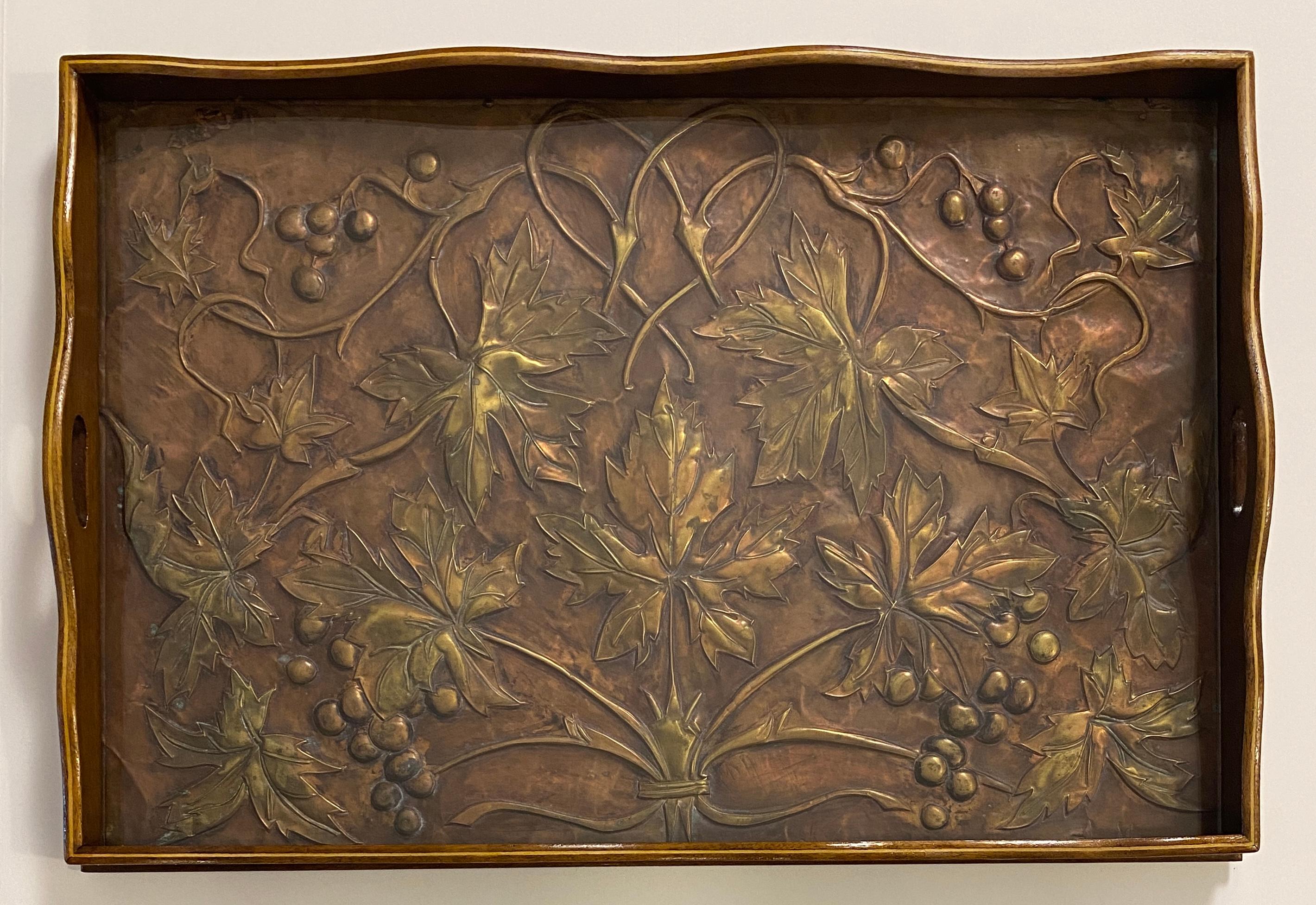 Französisches Art-Déco-Serviertablett, handgehämmertes Kupfer und Holz im Angebot 2