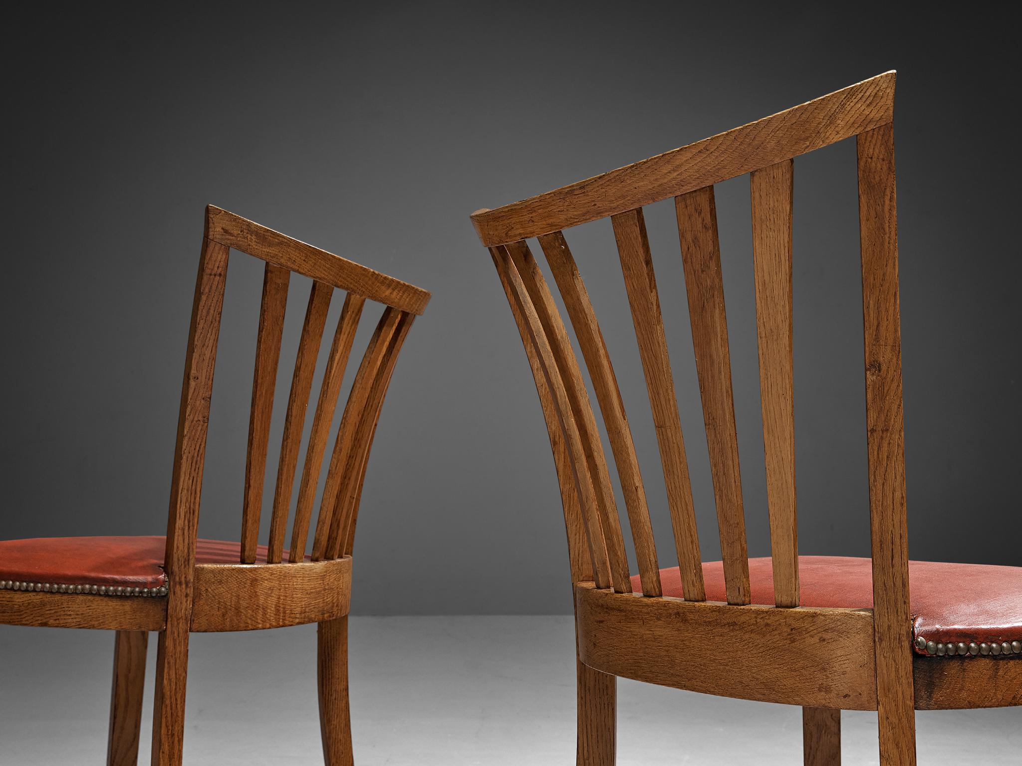 Französisches Art déco-Set aus vier Esszimmerstühlen aus rotem Leder, Eiche und Messing, Art déco im Zustand „Gut“ im Angebot in Waalwijk, NL