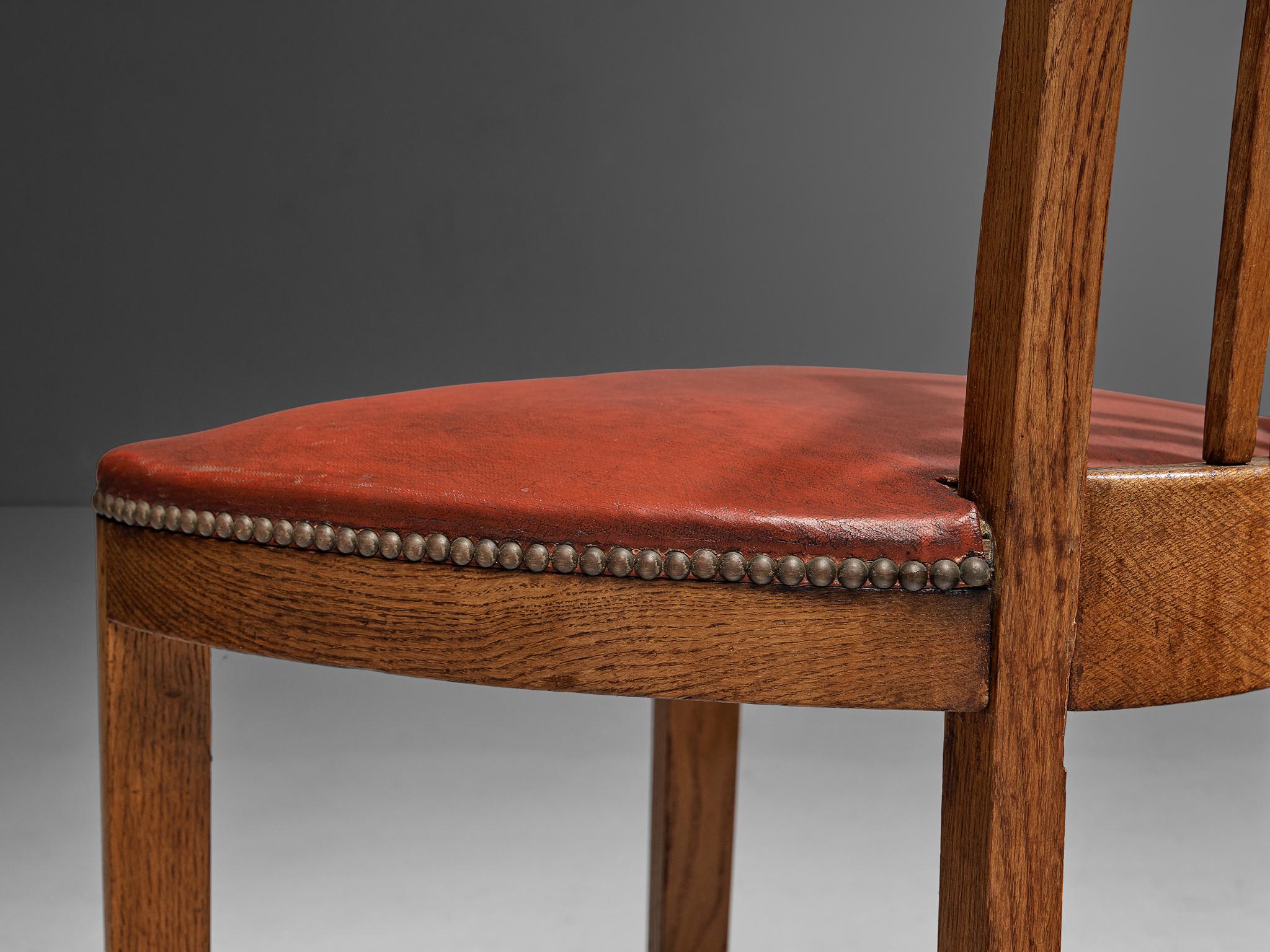 Französisches Art déco-Set aus vier Esszimmerstühlen aus rotem Leder und Eiche, Art déco (Mitte des 20. Jahrhunderts) im Angebot