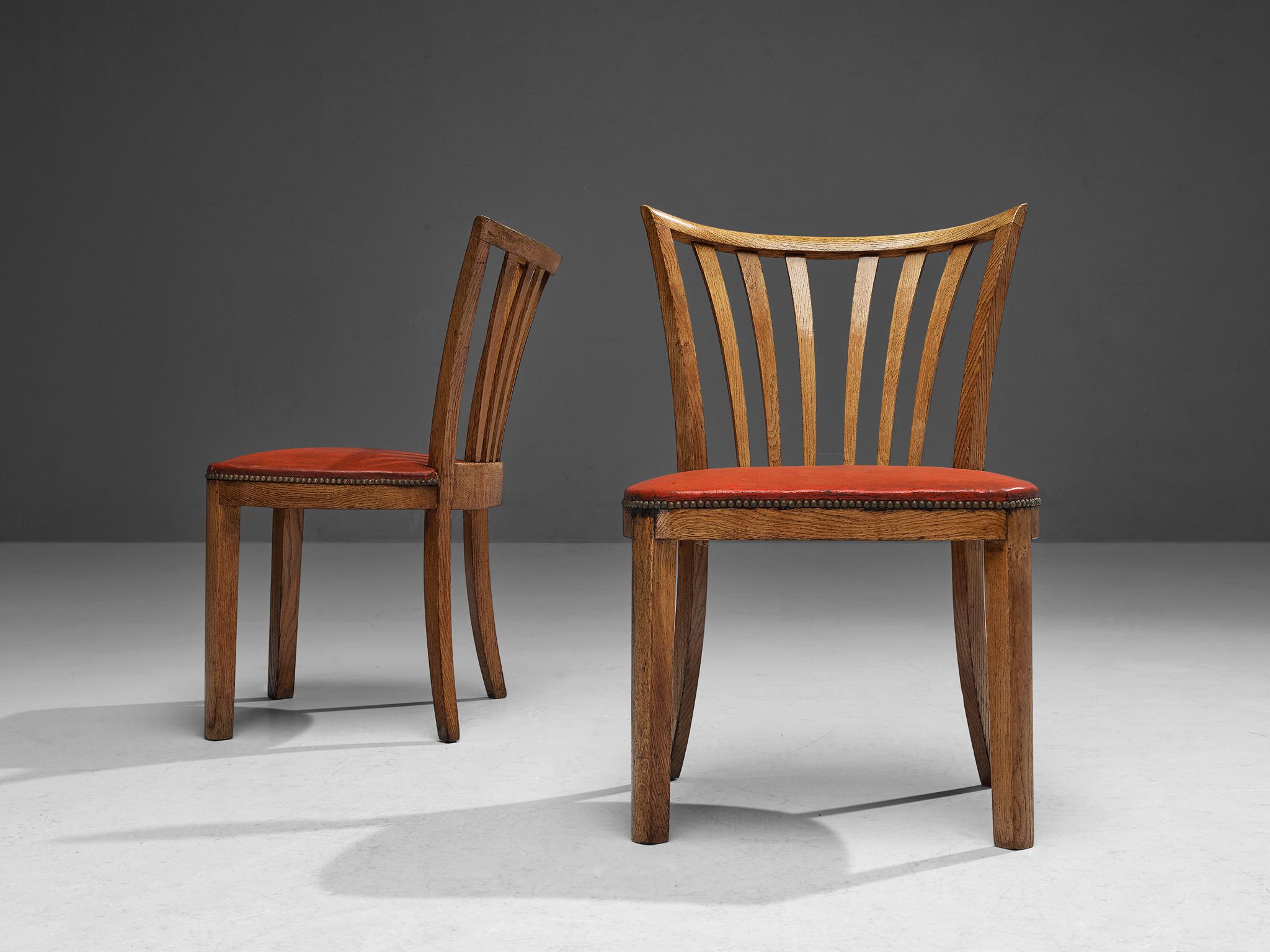 Französisches Art déco-Set aus vier Esszimmerstühlen aus rotem Leder, Eiche und Messing, Art déco im Angebot 3