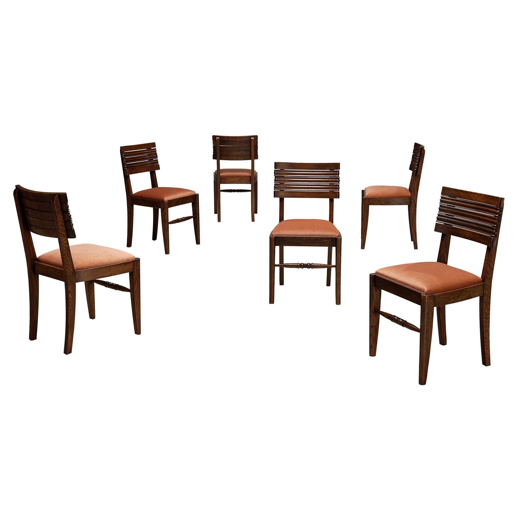 Französisches Art-Déco-Set mit sechs Esszimmerstühlen aus Eiche und staubrosa Samt im Angebot