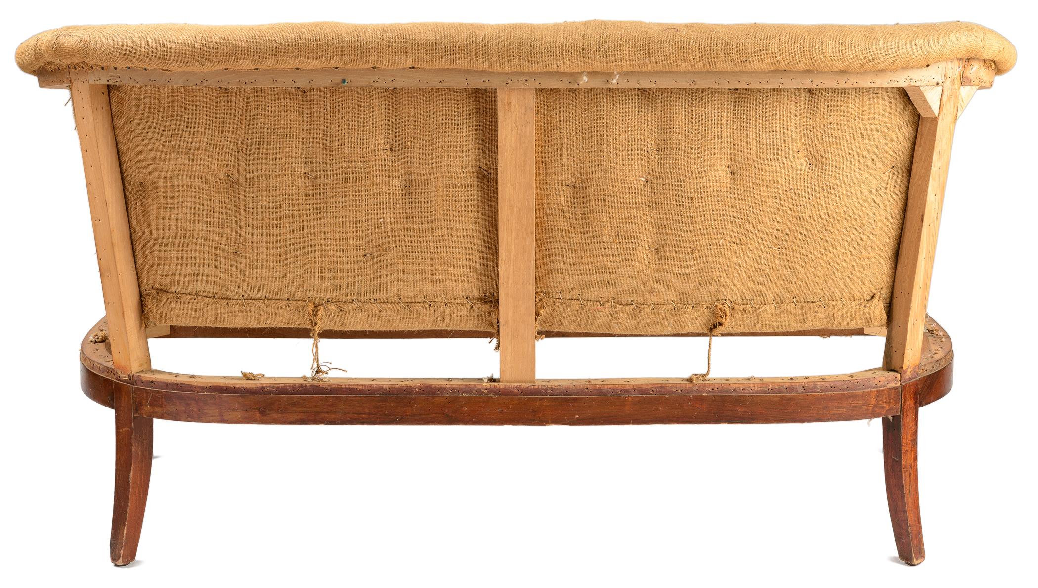 Charmantes französisches Art-Déco-Sofa mit originaler Rosshaar-Rückenkonstruktion. Die Beine und Arme haben feine kontrastierende Einlagen. Die Arme sind mit einer sanften Volutenkappe verziert. Die Vorderbeine sind verjüngt und die Hinterbeine