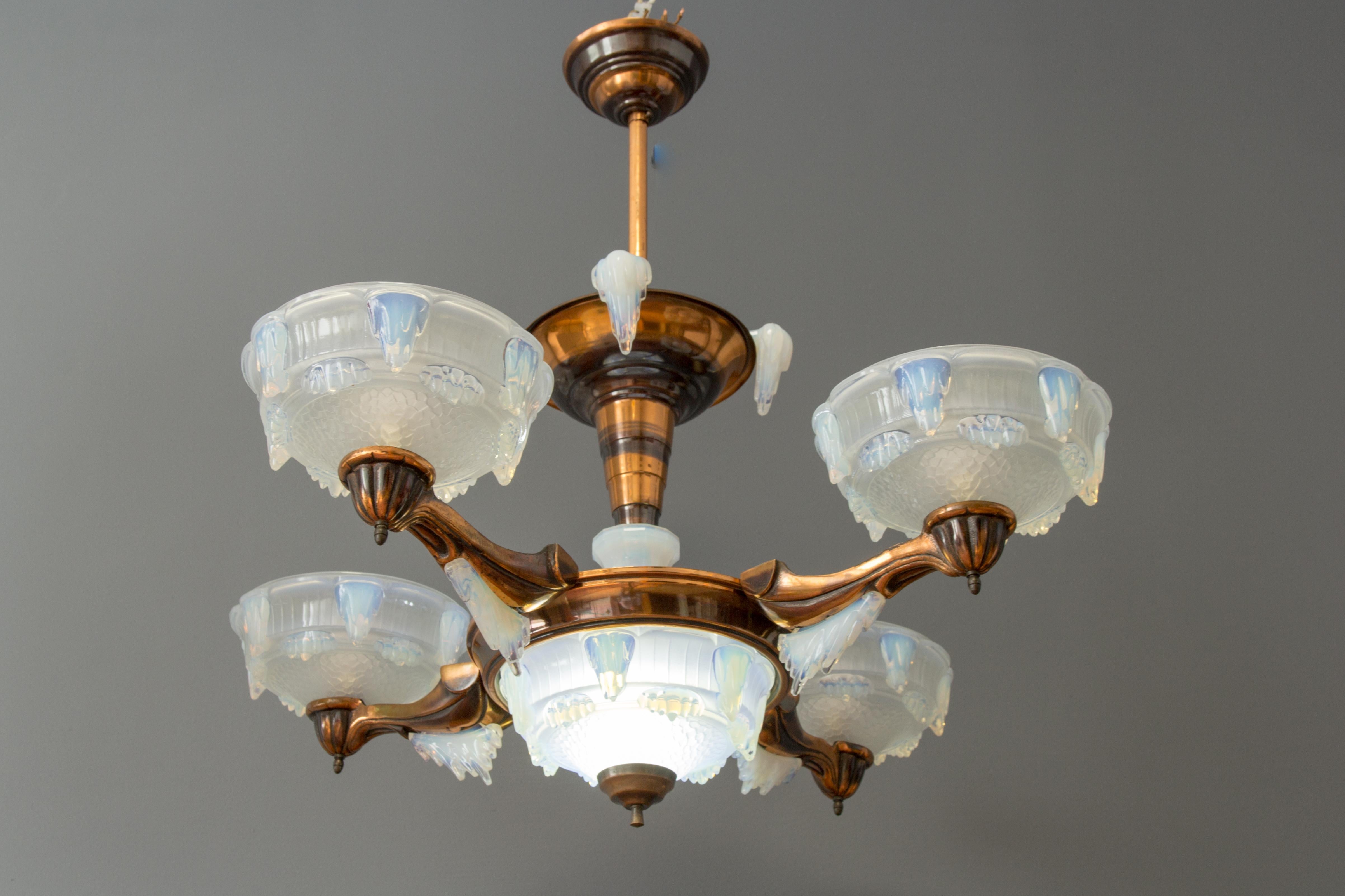 French Art Deco Seven-Light Copper and Opalescent Glass Chandelier by Ezan, 1930 In Good Condition In Barntrup, DE