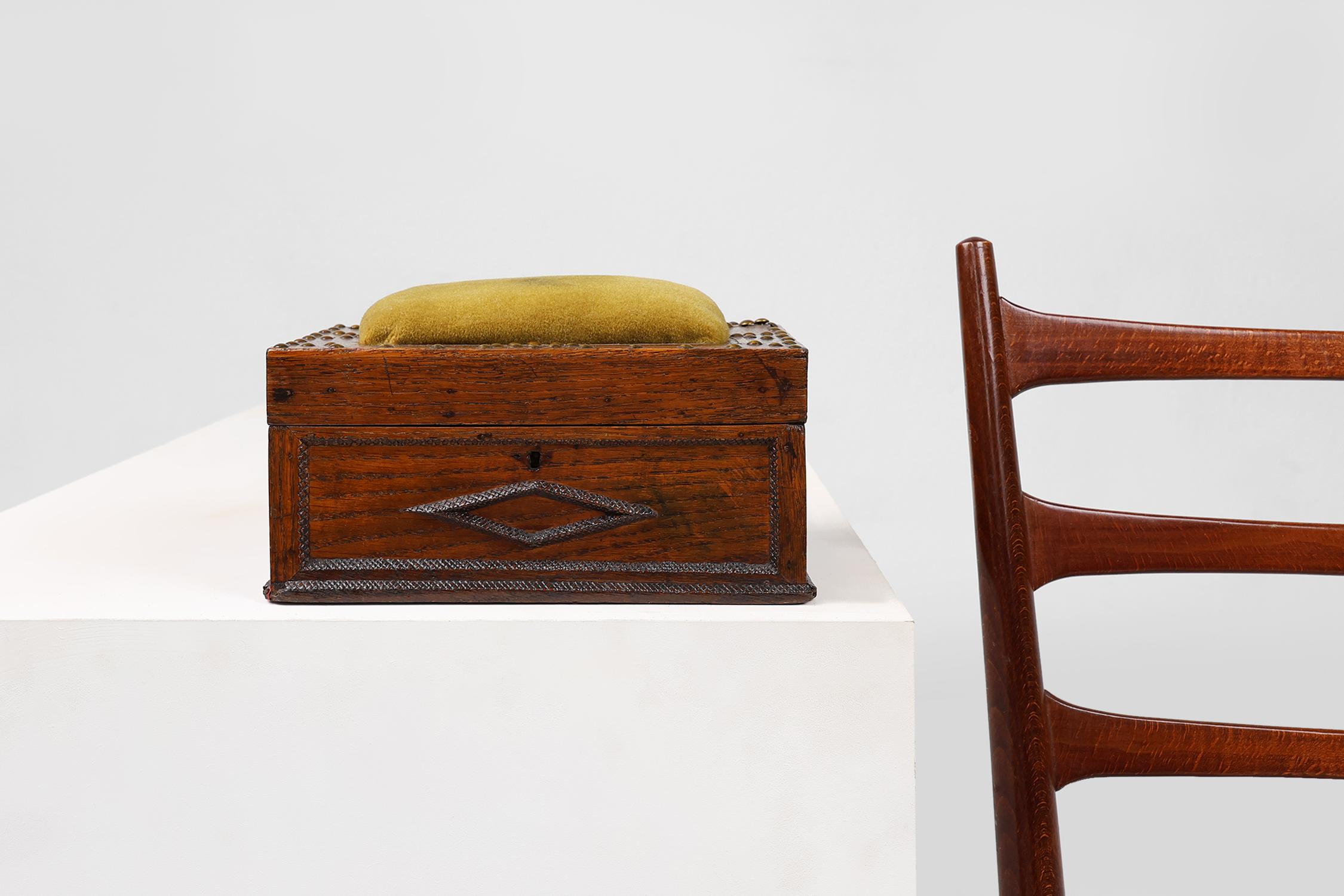 Francia / 1900 / costurero / madera, tela / Art Decó / Mitad de siglo / Vintage

Costurero francés muy decorativo con tallas gráficas y tapa de terciopelo amarillo. Esta caja no tiene llave. 

Esta pieza atemporal también sirve perfectamente como