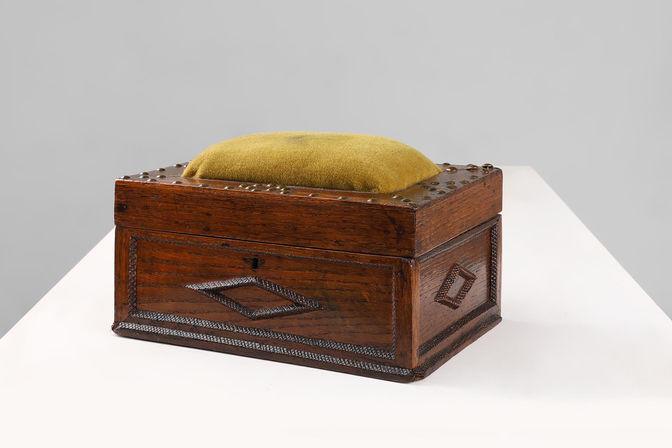 Costurero francés Art Déco en madera esculpida, ca. 1900 Art Decó en venta