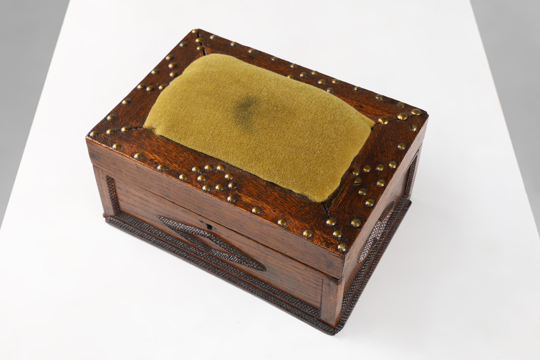 Costurero francés Art Déco en madera esculpida, ca. 1900 Belga en venta