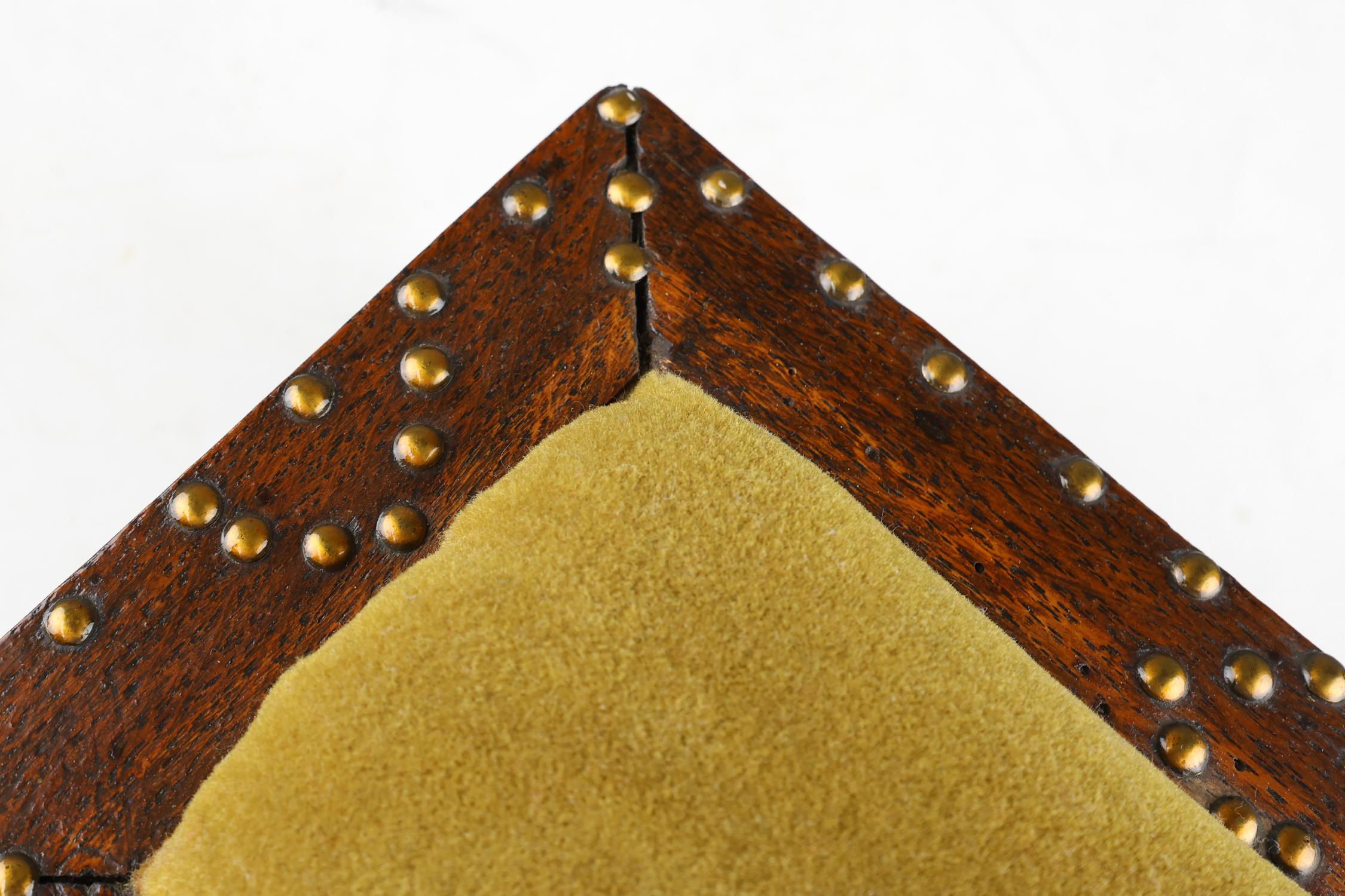 Costurero francés Art Déco en madera esculpida, ca. 1900 Tallado a mano en venta
