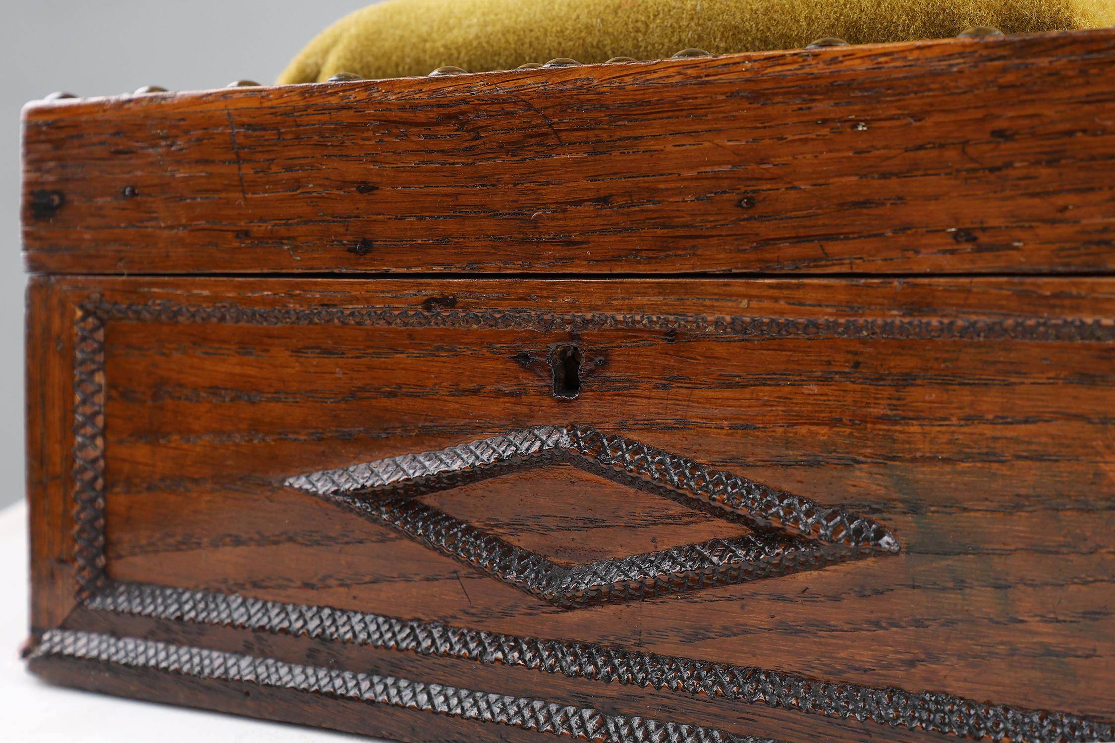Costurero francés Art Déco en madera esculpida, ca. 1900 principios del siglo XX en venta