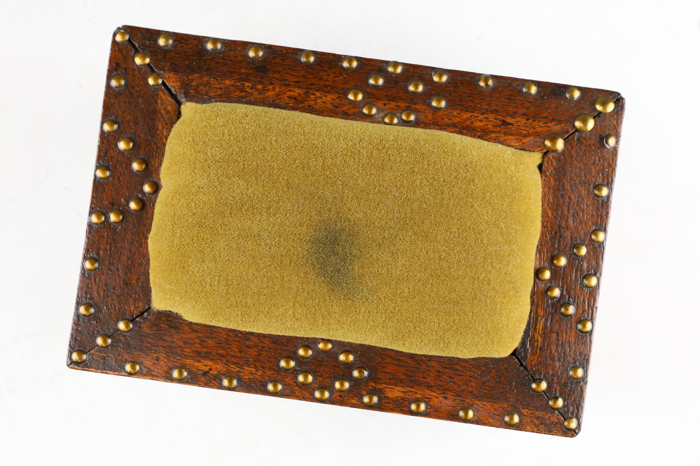 Costurero francés Art Déco en madera esculpida, ca. 1900 Tela en venta