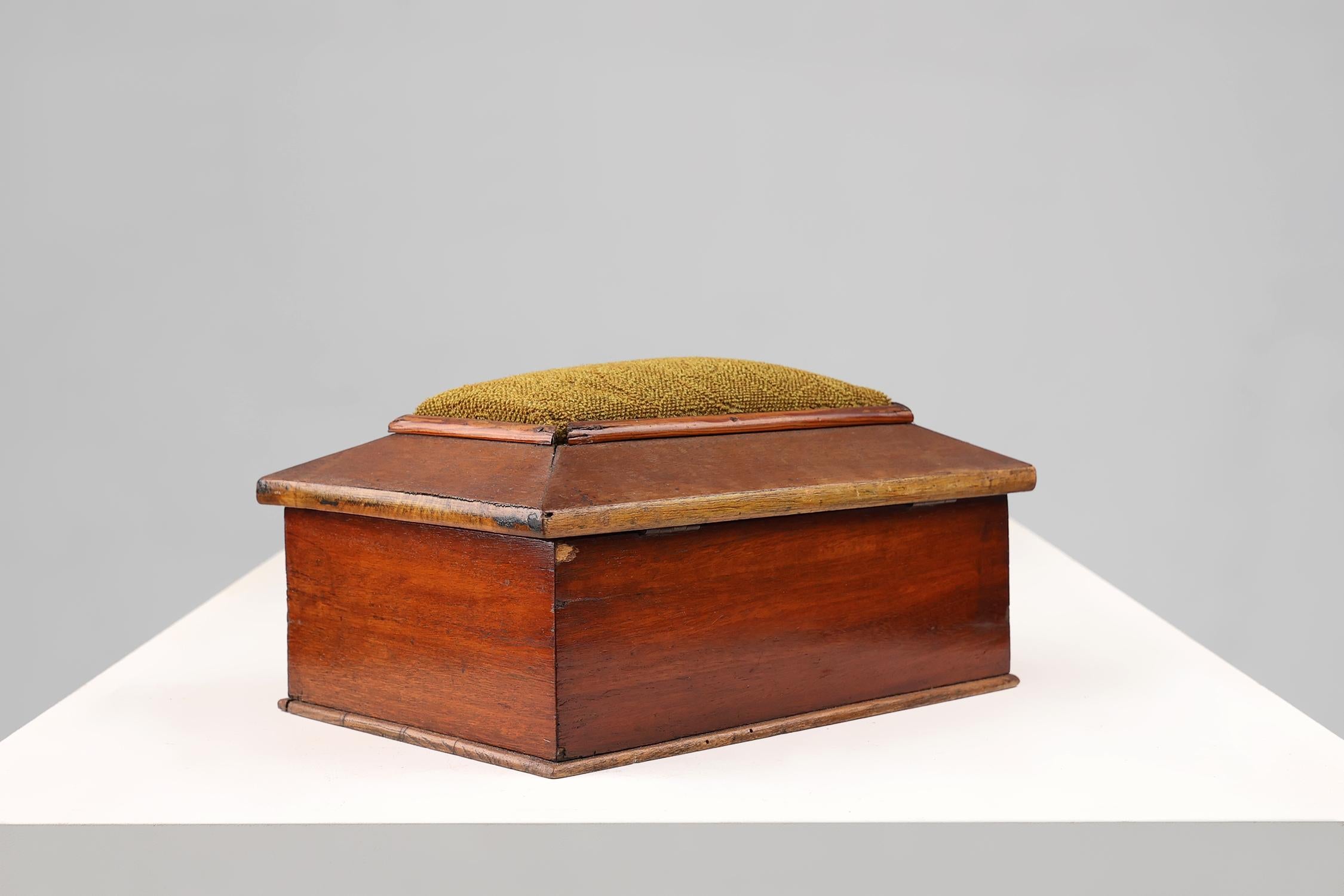 French Art Deco sewing box with yellow top, ca. 1900 For Sale 5
