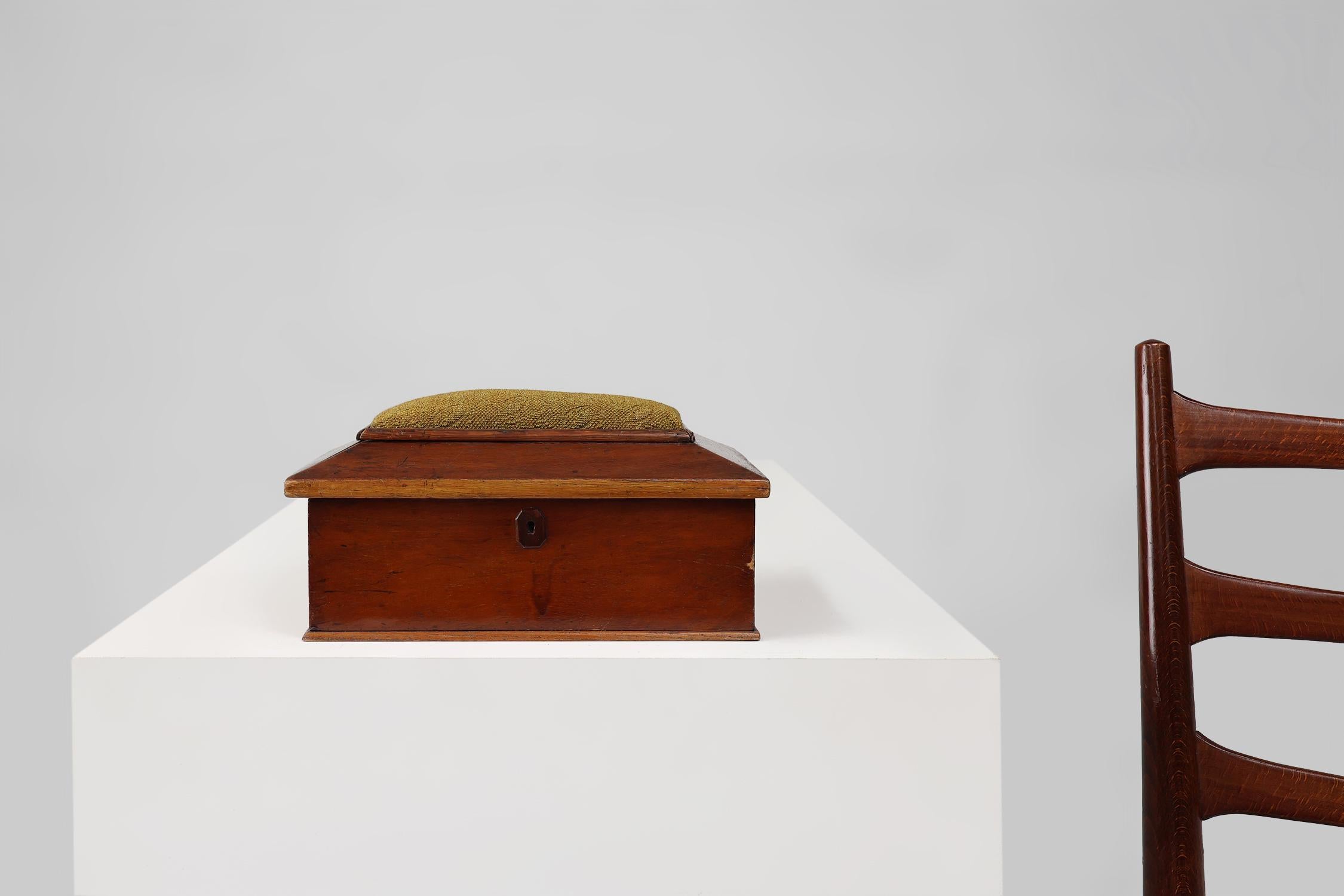 France / 1900 / sewing box / wood, fabric / Art Deco / Mid-century / Vintage

Very decorative French sewing box with graphical carvings and a yellow top. This box has no key. 

This timeless piece serves also perfect as a charming jewelry box.