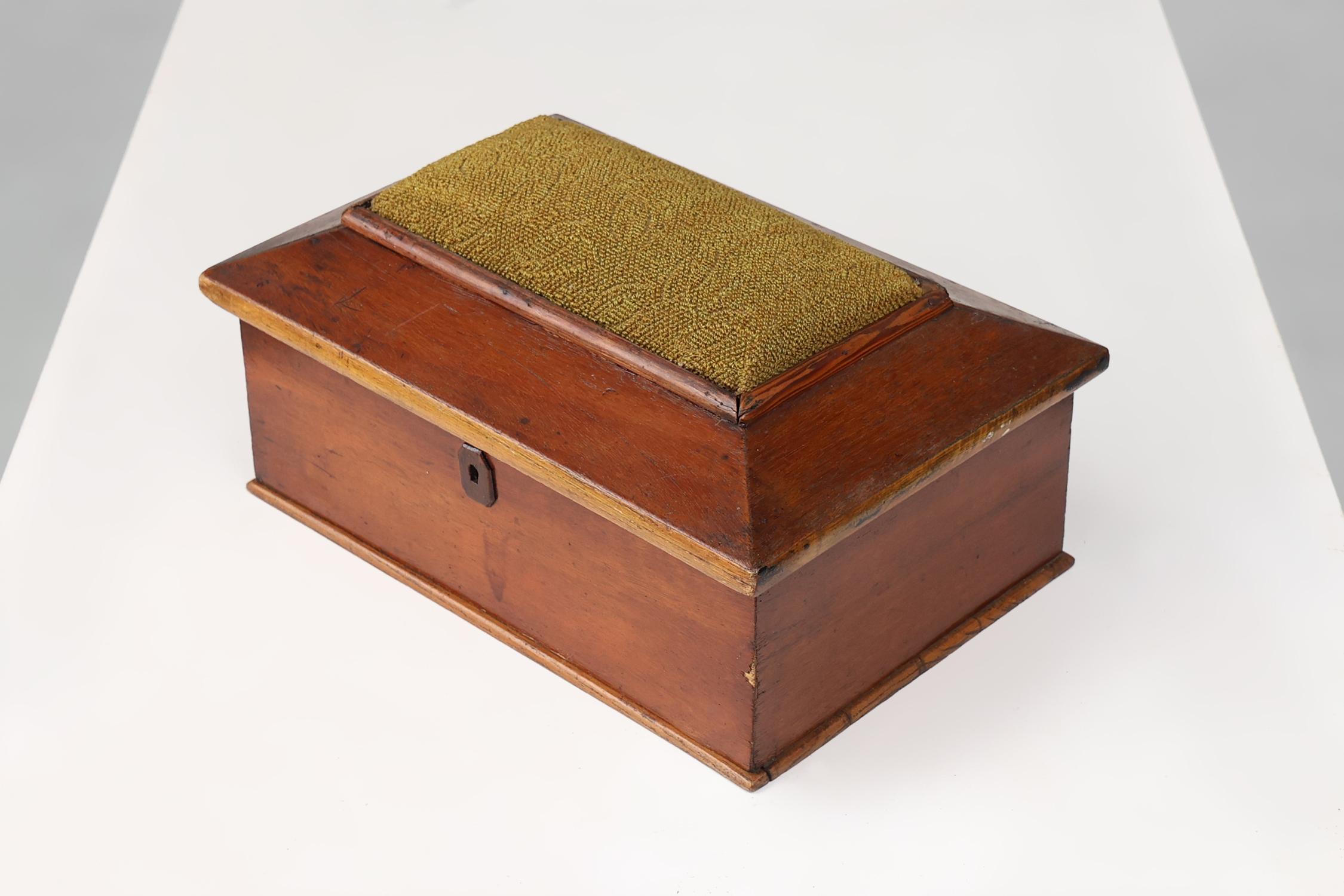French Art Deco sewing box with yellow top, ca. 1900 In Good Condition For Sale In Meulebeke, BE