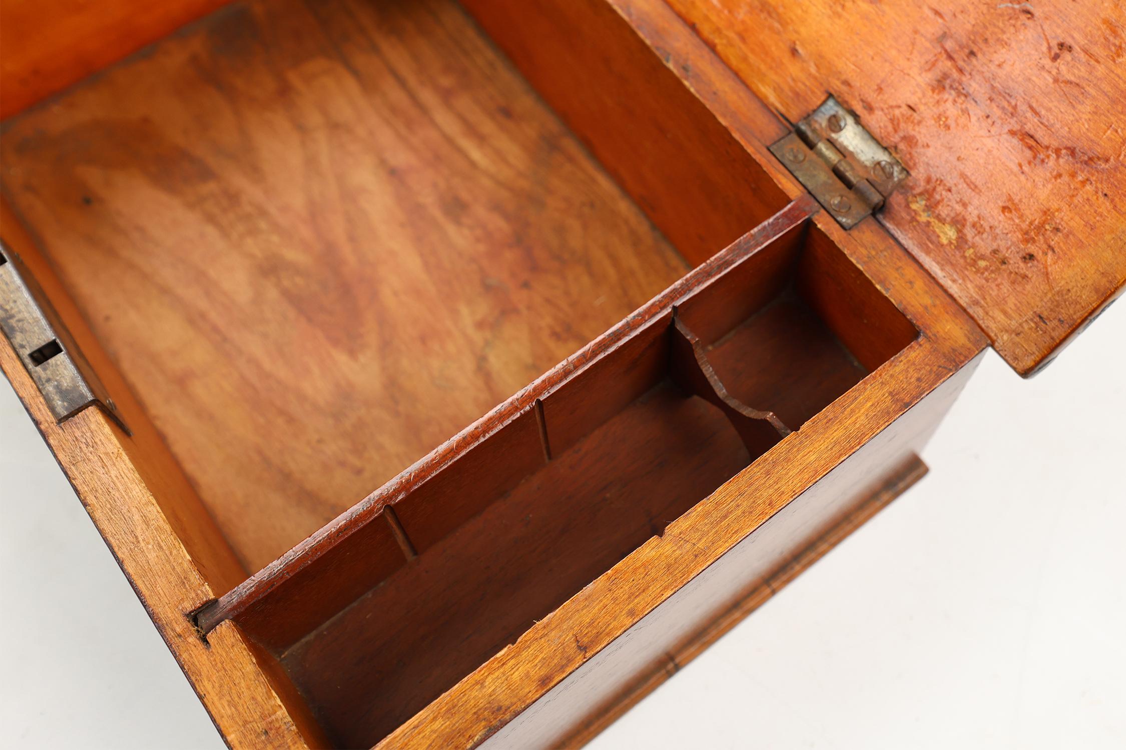 French Art Deco sewing box with yellow top, ca. 1900 For Sale 1