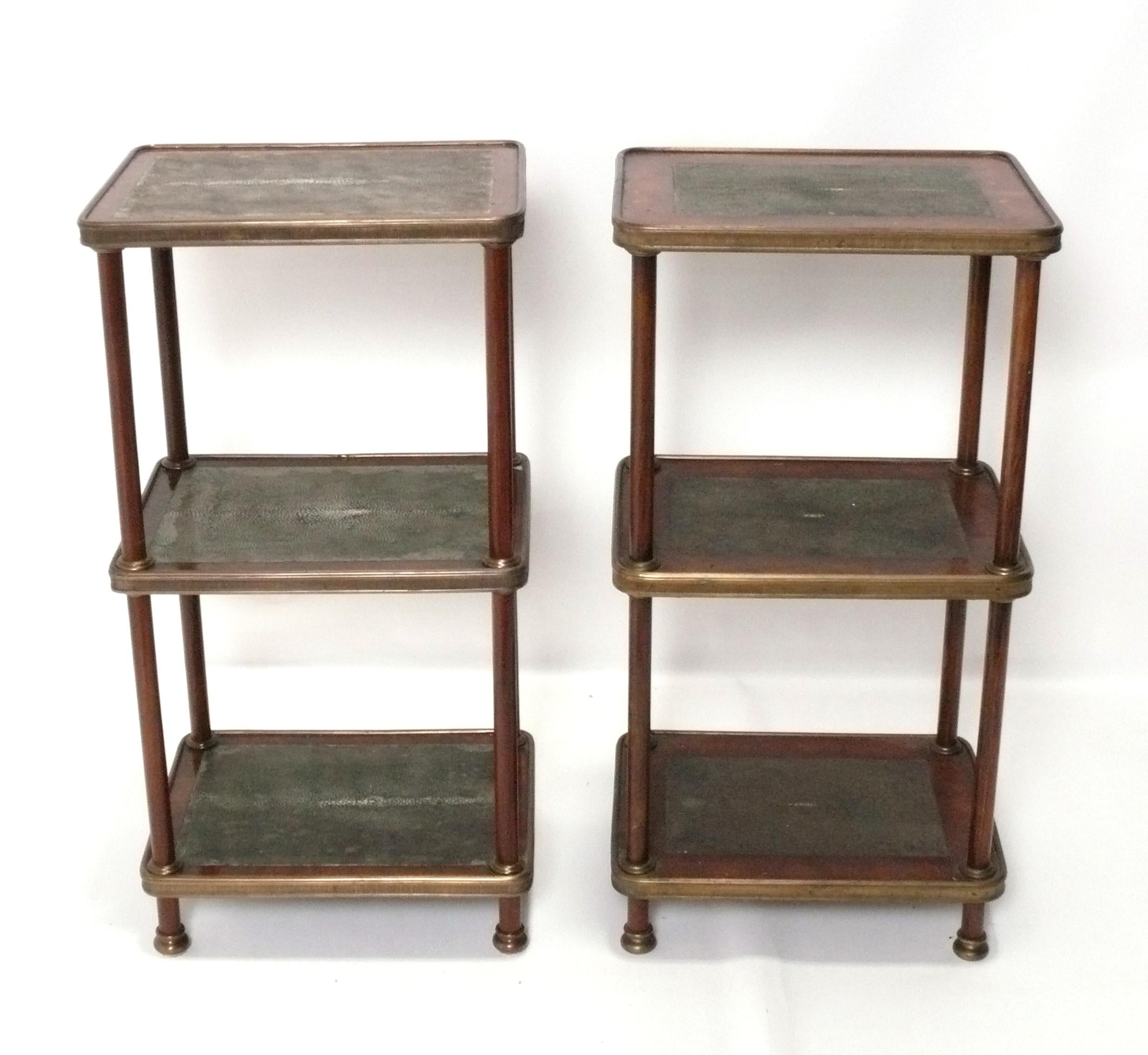 Französische Art Deco Shagreen End Tables, vermutlich französisch, ca. 1930er Jahre. Sie haben eine vielseitige Größe und können als Beistell- oder Endtische oder als Nachttische verwendet werden. Sie sind kein exaktes Paar, da sie wahrscheinlich