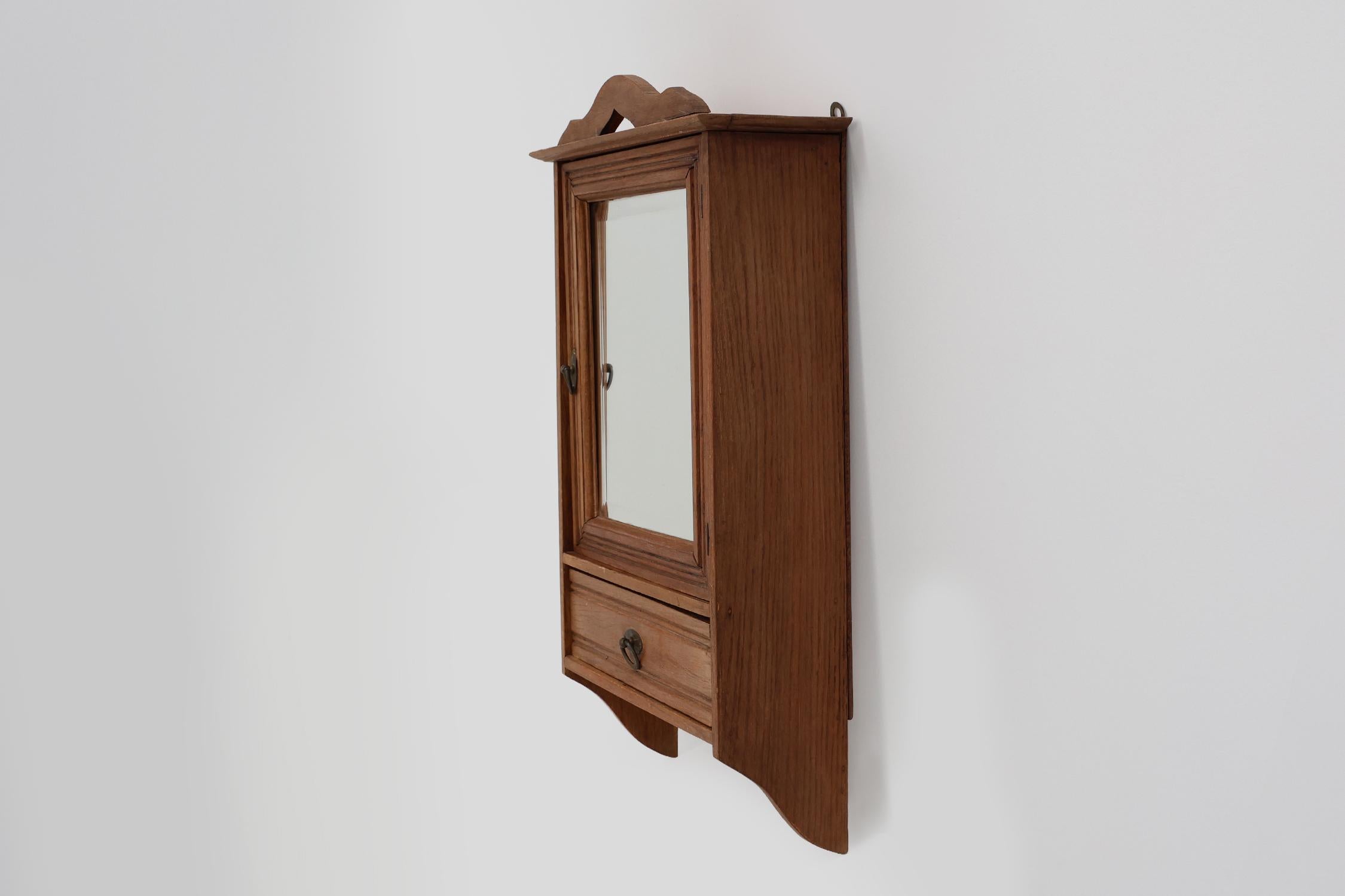 Cabinet da barba francese Art Carved in legno intagliato con specchio smussato in vendita 2