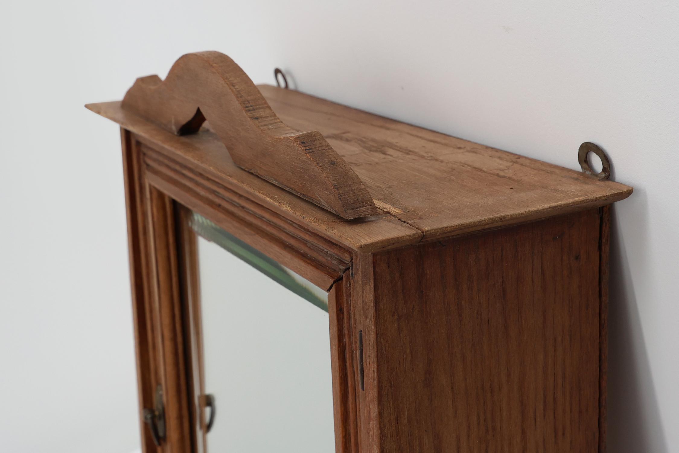 Cabinet da barba francese Art Carved in legno intagliato con specchio smussato in vendita 3