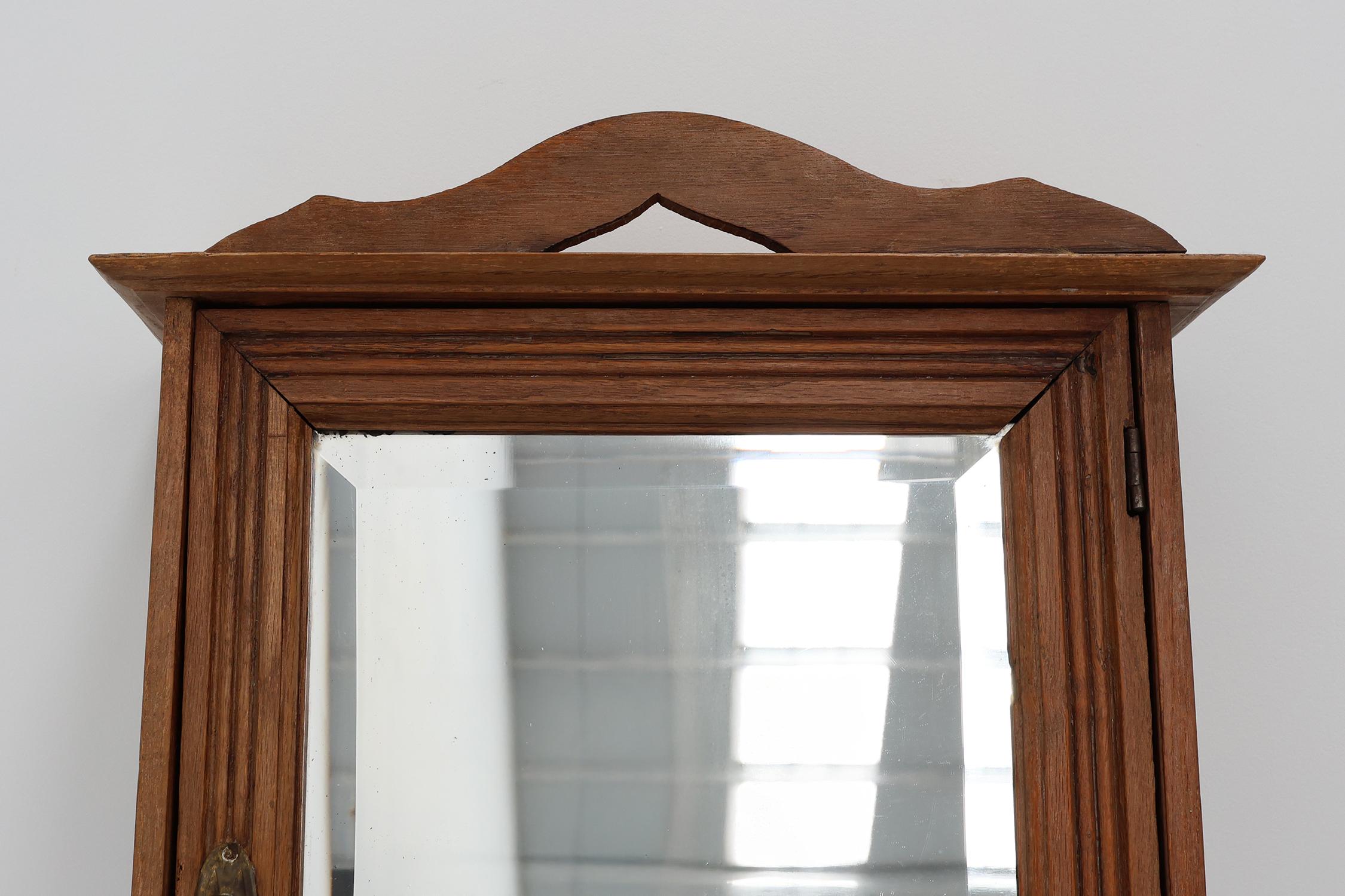 Art Déco Cabinet da barba francese Art Carved in legno intagliato con specchio smussato in vendita