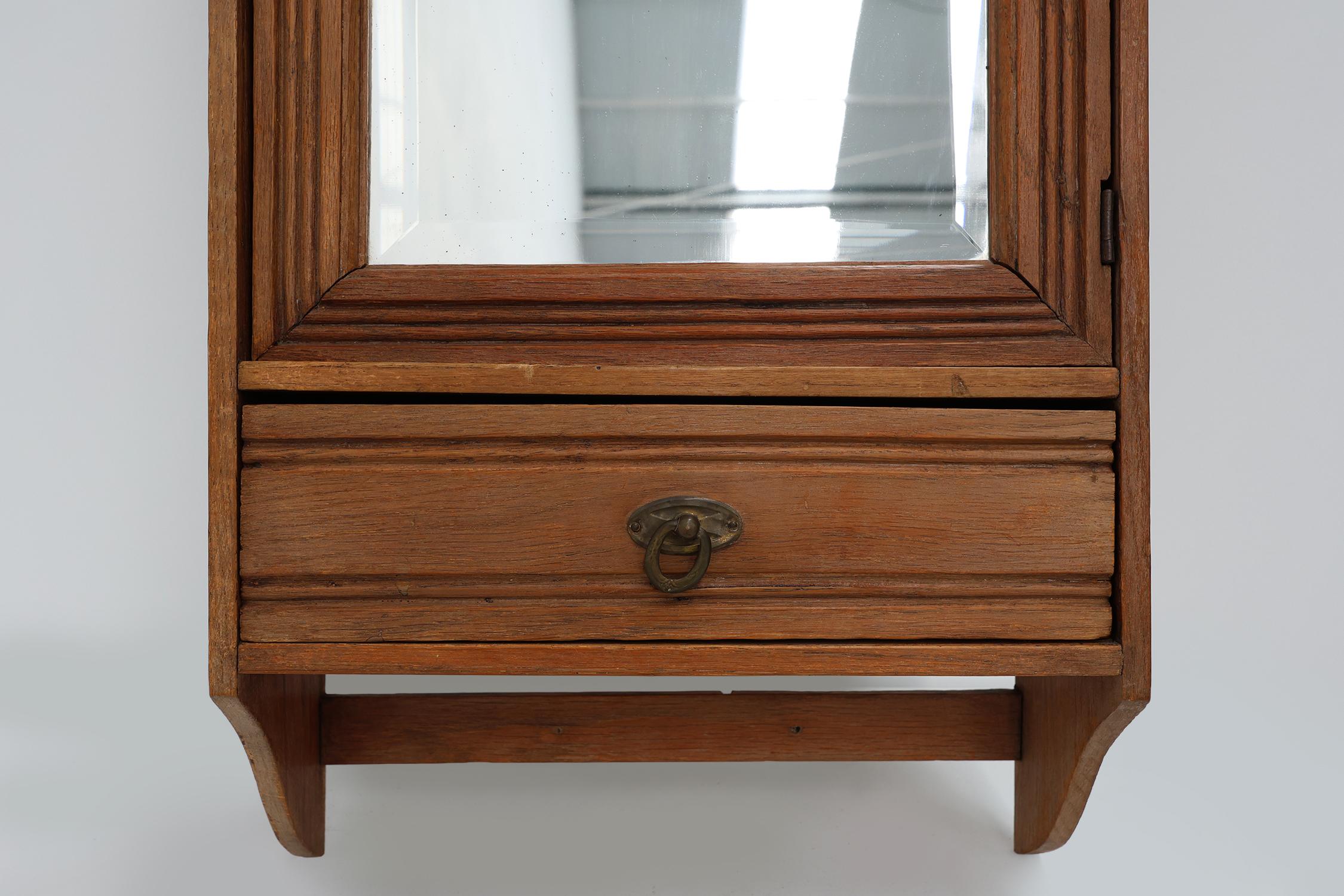 Francese Cabinet da barba francese Art Carved in legno intagliato con specchio smussato in vendita