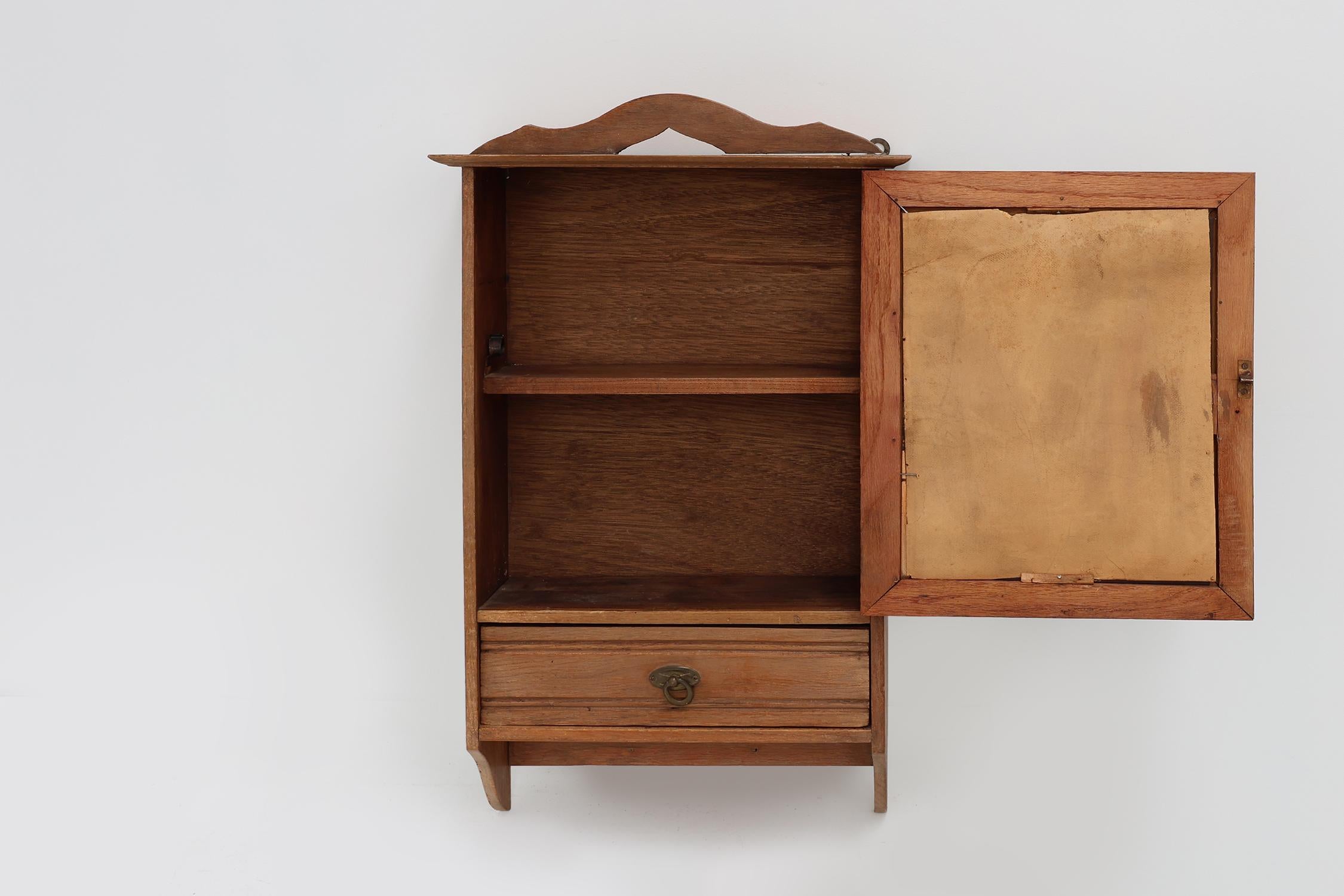 Smussato Cabinet da barba francese Art Carved in legno intagliato con specchio smussato in vendita