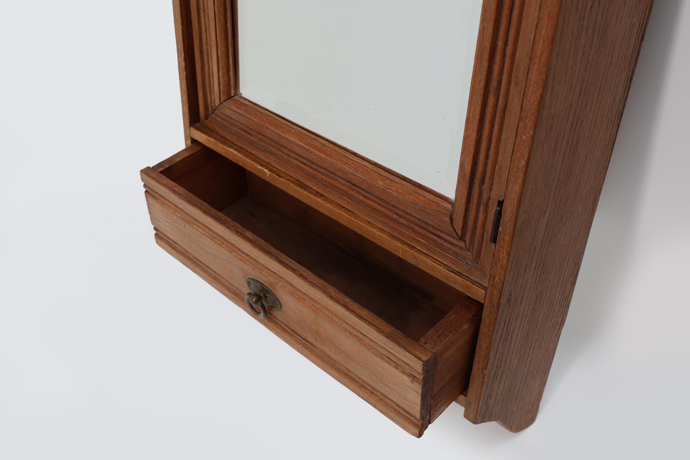 Cabinet da barba francese Art Carved in legno intagliato con specchio smussato In condizioni buone in vendita a Meulebeke, BE