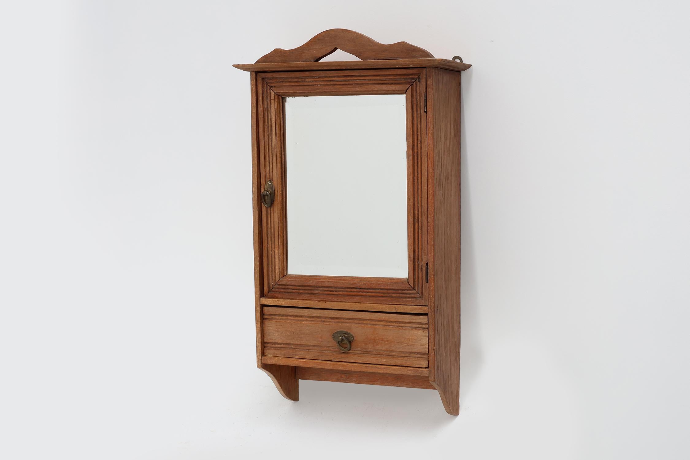 Inizio XX secolo Cabinet da barba francese Art Carved in legno intagliato con specchio smussato in vendita
