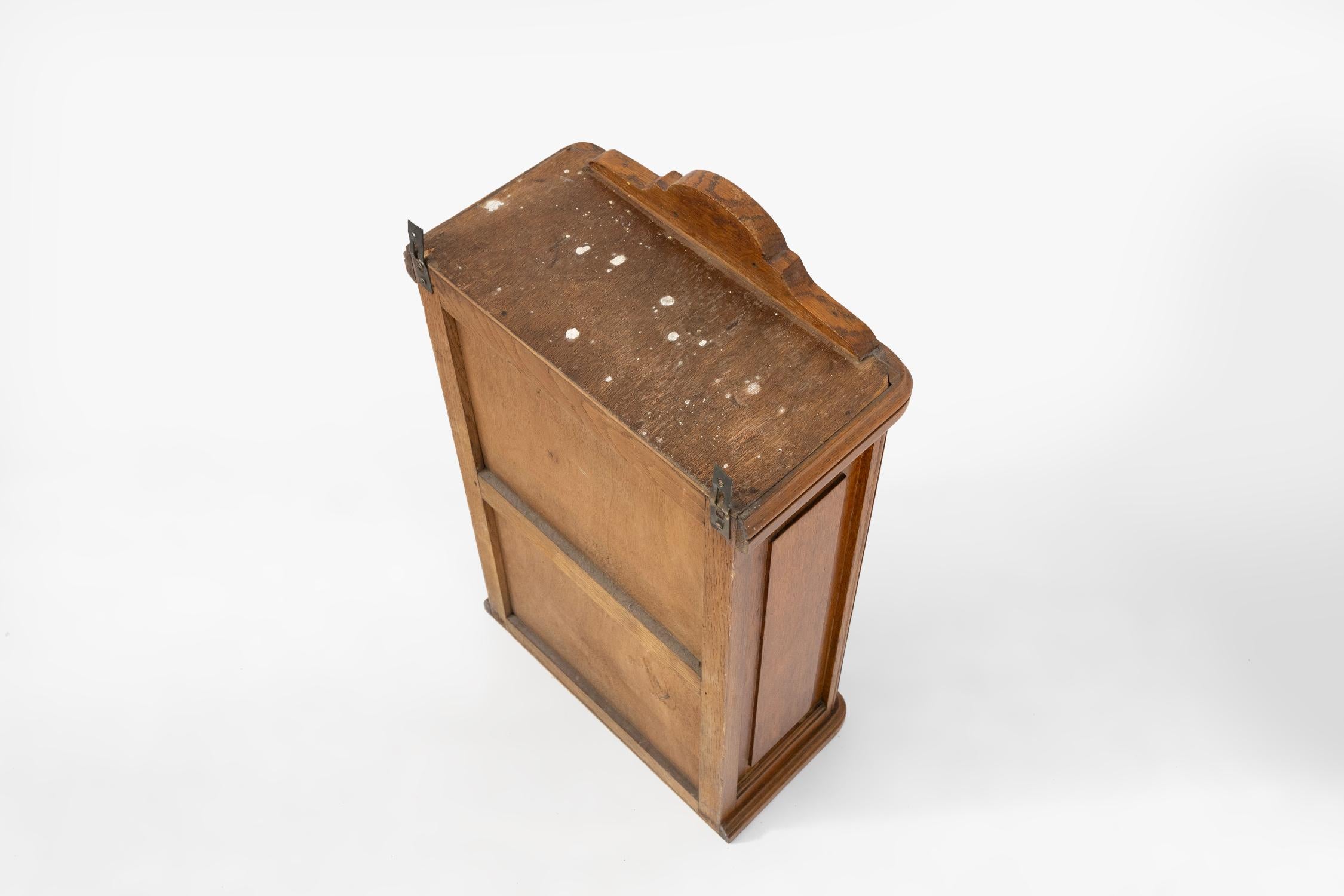 Cabinet de rasage Art Deco en chêne avec miroir, vers 1940 en vente 2