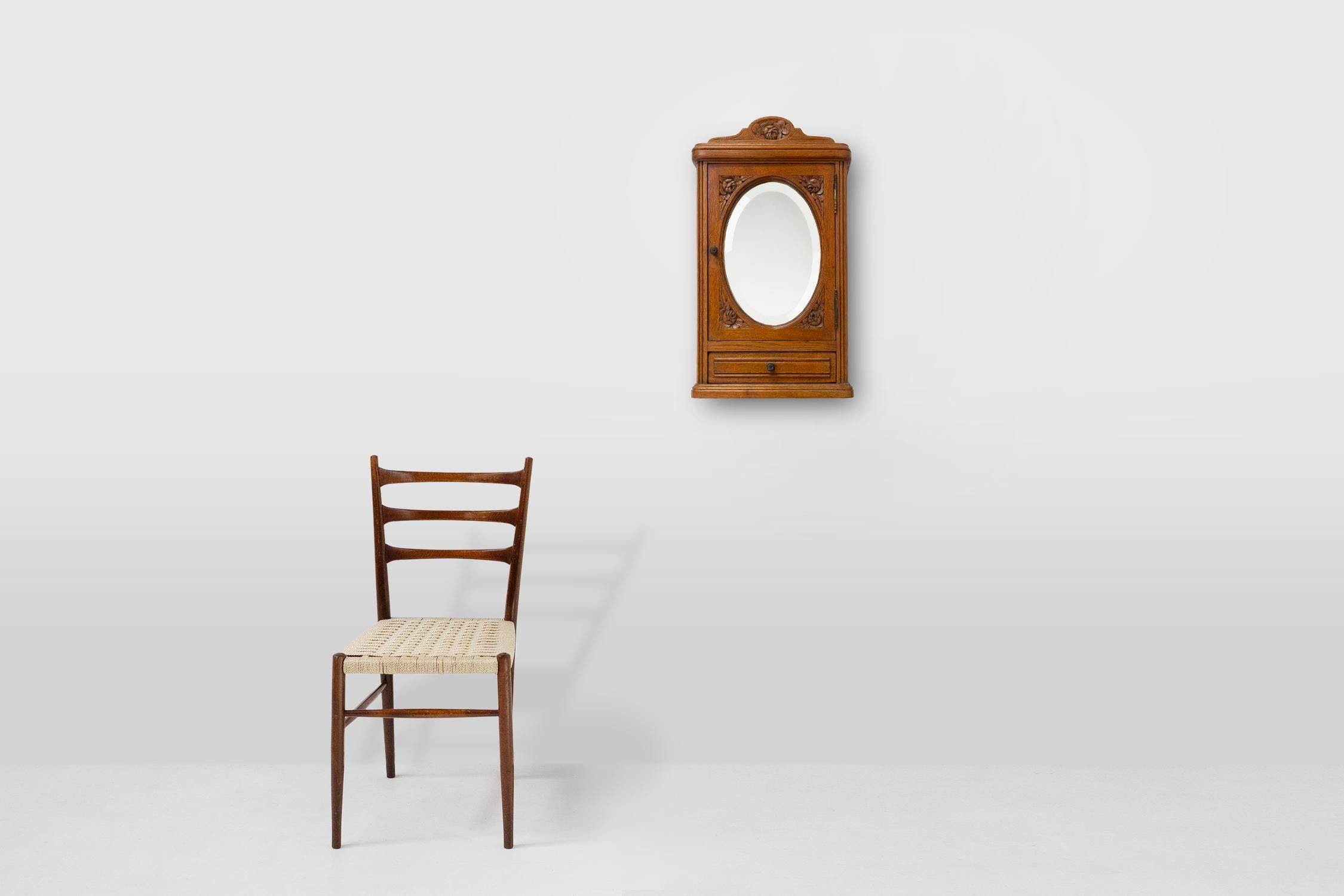 France / 1940 / cabinet de rasage / chêne, miroir / Art Déco

Petite armoire murale fabriquée en France dans les années 1940. Fabriqué en chêne avec des sculptures florales et un miroir ovale à facettes. Derrière la porte en miroir, vous trouverez