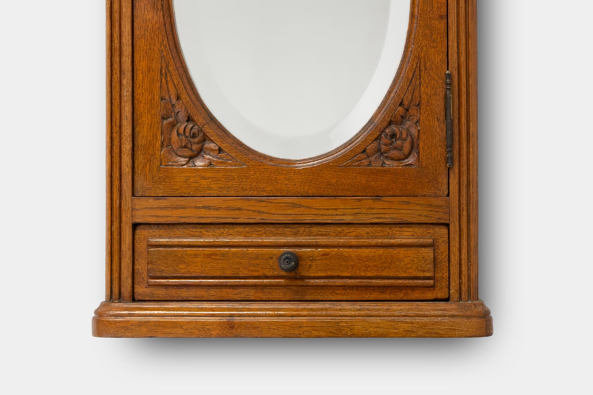 Français Cabinet de rasage Art Deco en chêne avec miroir, vers 1940 en vente