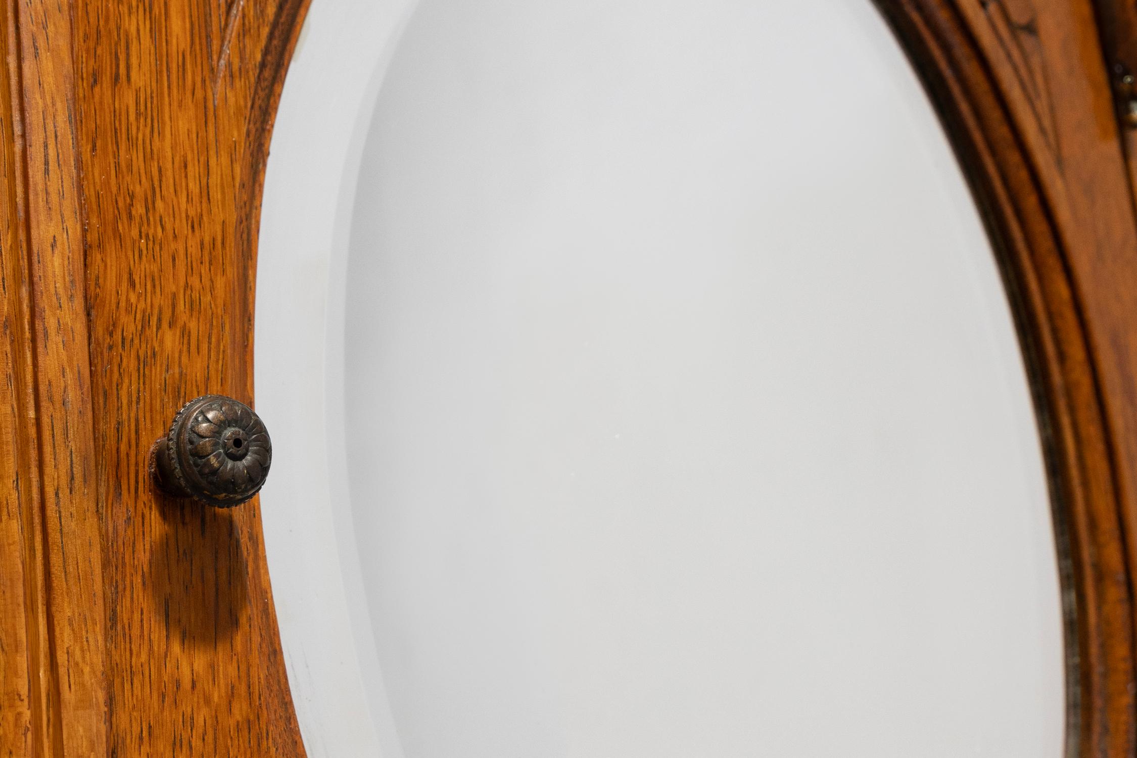 Sculpté à la main Cabinet de rasage Art Deco en chêne avec miroir, vers 1940 en vente