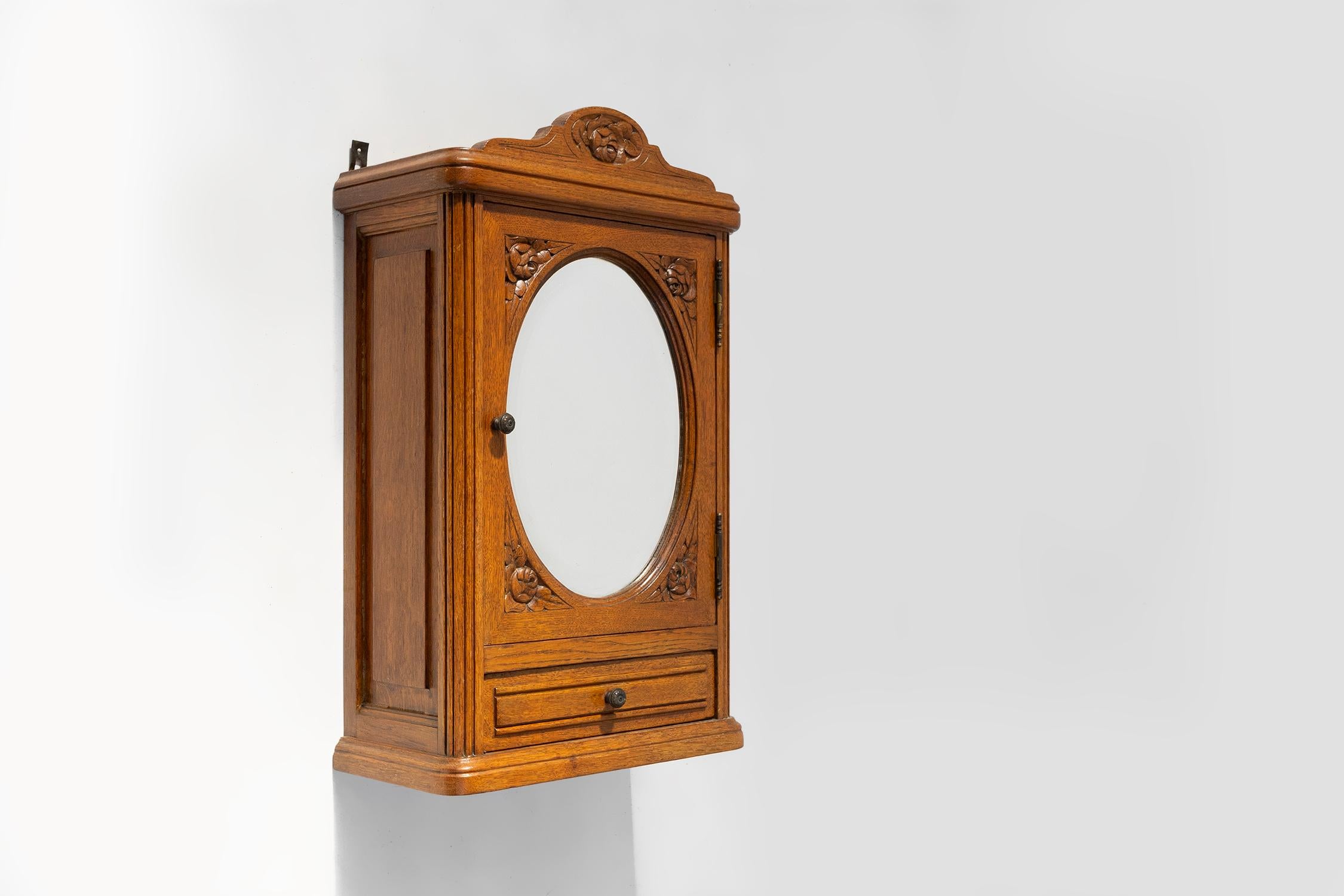 Cabinet de rasage Art Deco en chêne avec miroir, vers 1940 Bon état - En vente à Meulebeke, BE