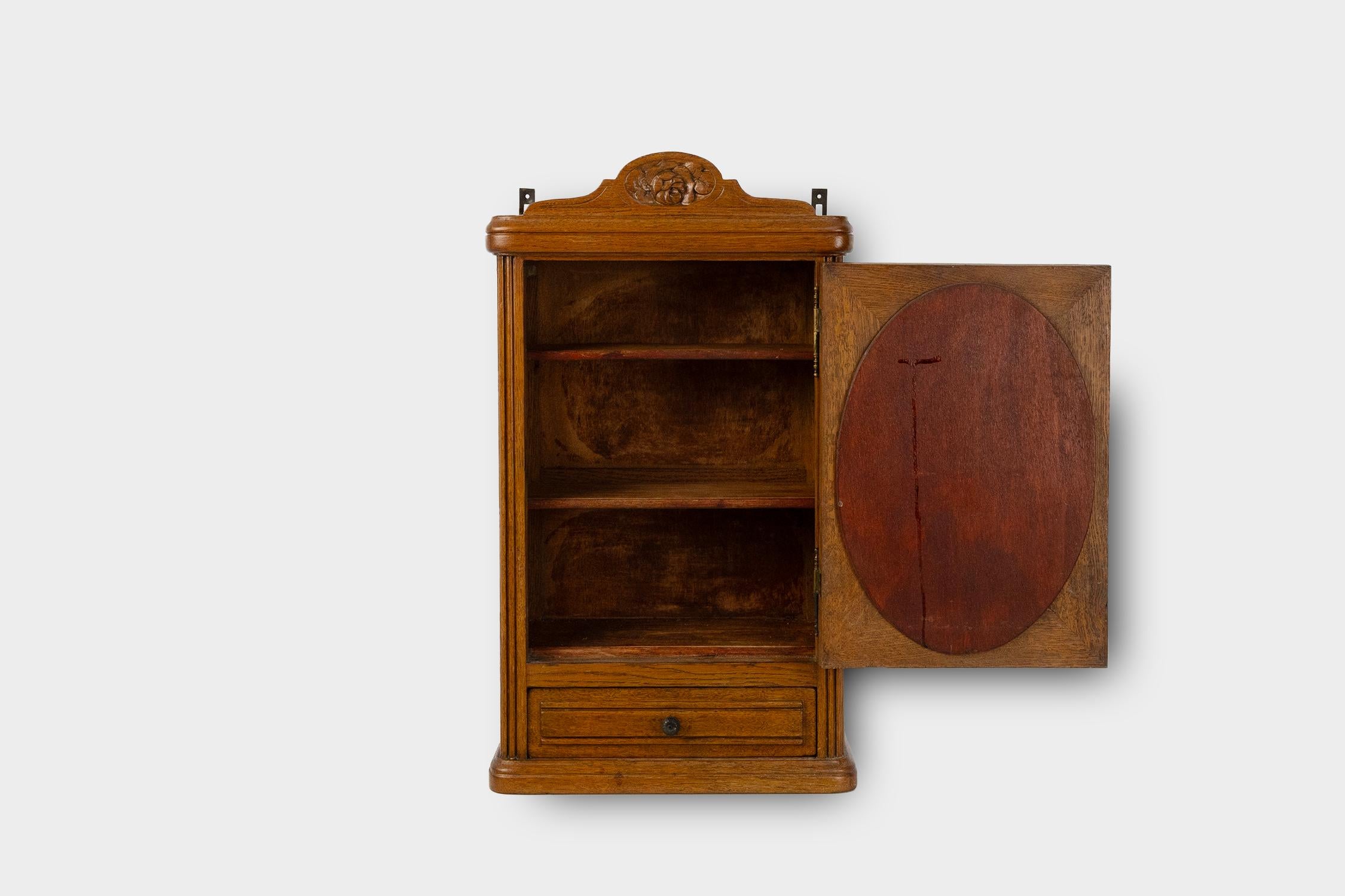 Milieu du XXe siècle Cabinet de rasage Art Deco en chêne avec miroir, vers 1940 en vente