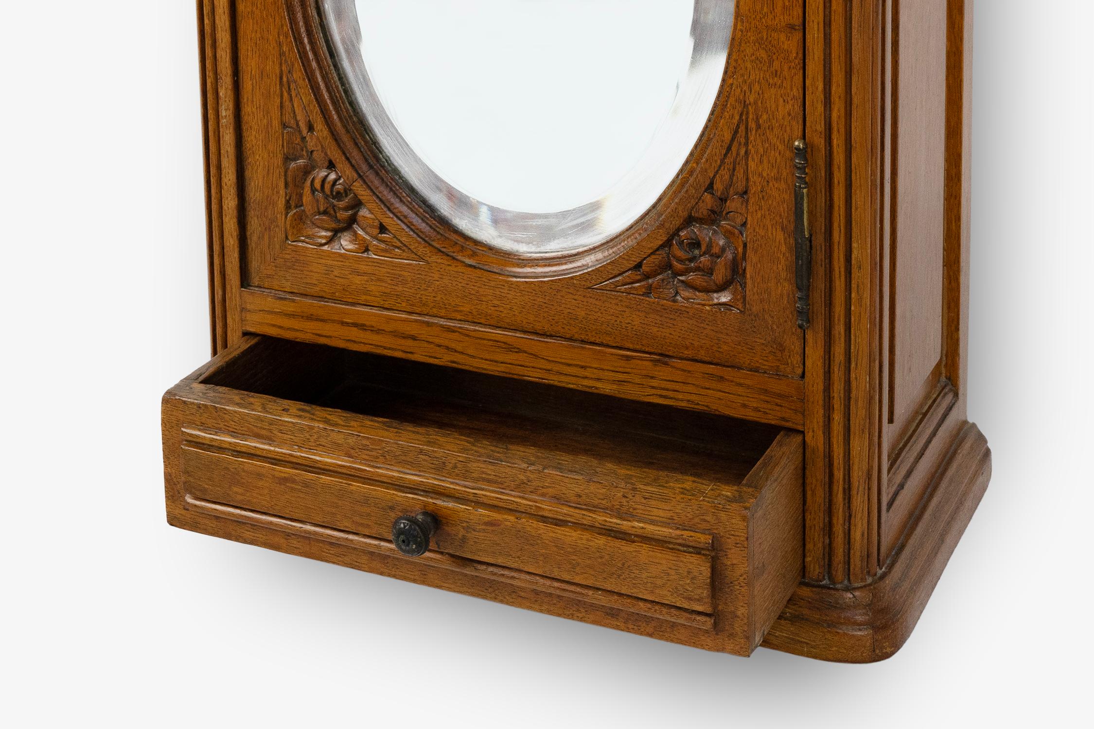 Bois Cabinet de rasage Art Deco en chêne avec miroir, vers 1940 en vente