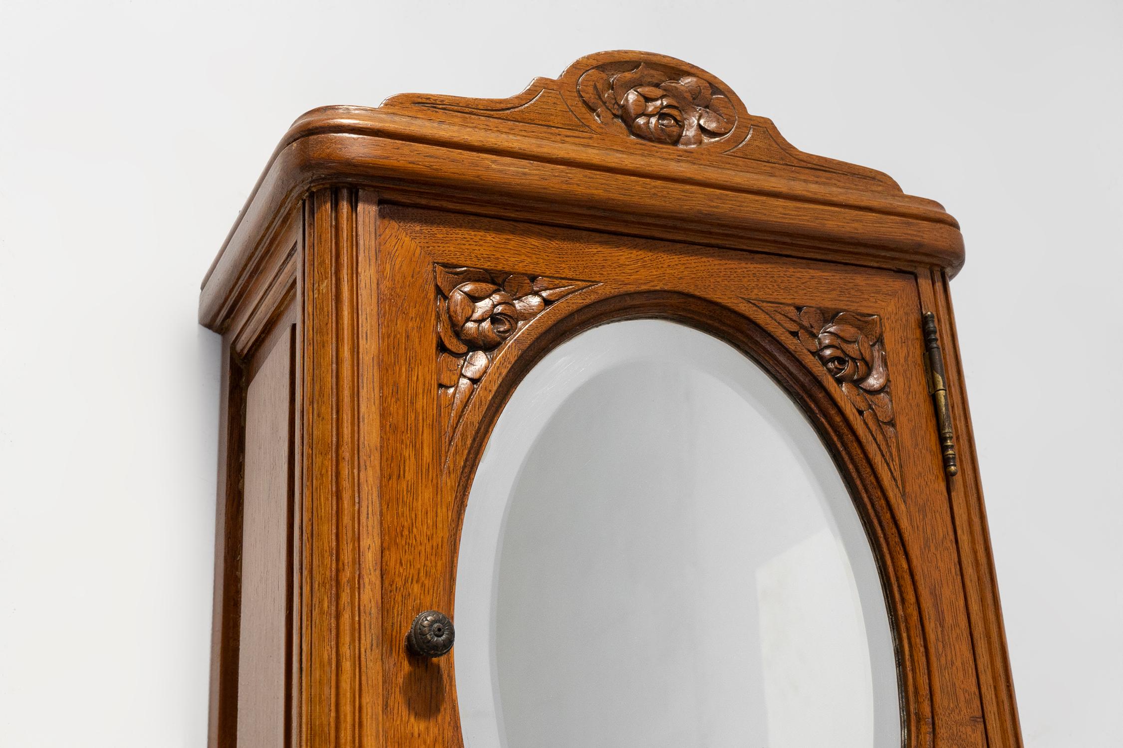 Cabinet de rasage Art Deco en chêne avec miroir, vers 1940 en vente 1