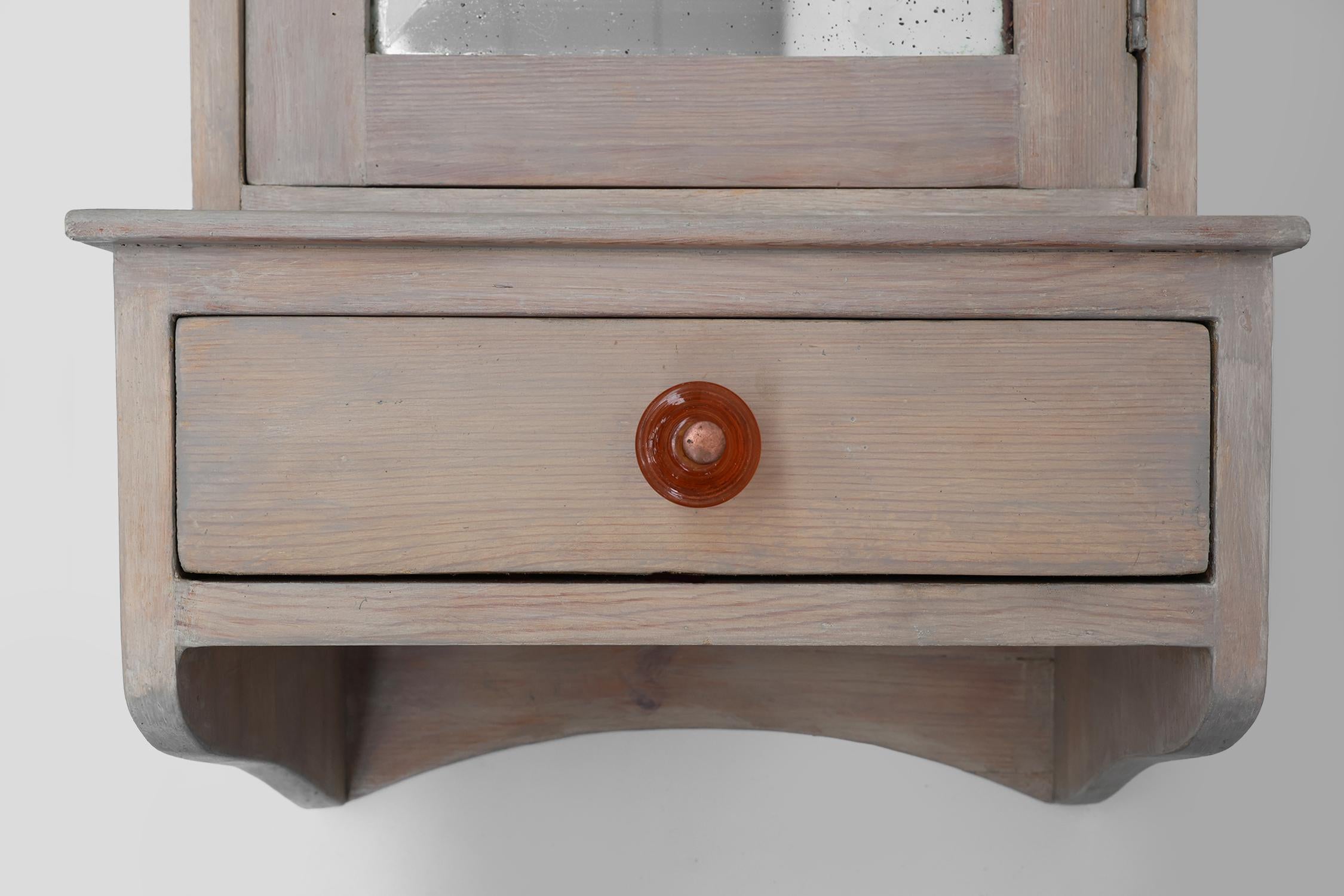 Francia / 1920 / mueble de afeitar / madera, cristal, espejo / Art Decó

Encantador armario de pared pequeño de madera con una puerta de espejo y un cajón debajo. Fabricada en Francia en estilo Art Déco en la década de 1920. Este armario de color