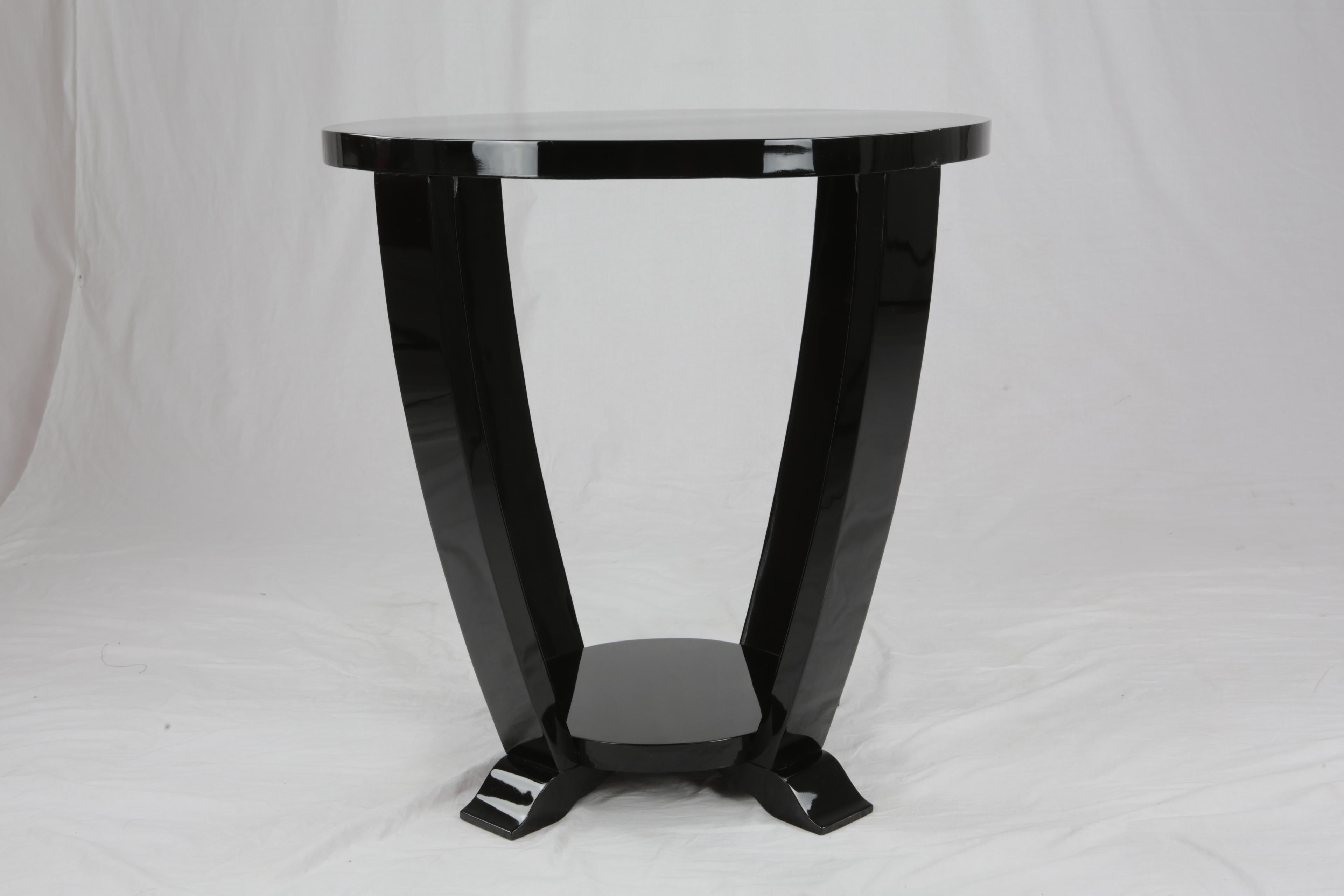 Round French Art Deco side table, circa 1930s, Wood, black lacquered.
The object is in restored condition, new lacquered.